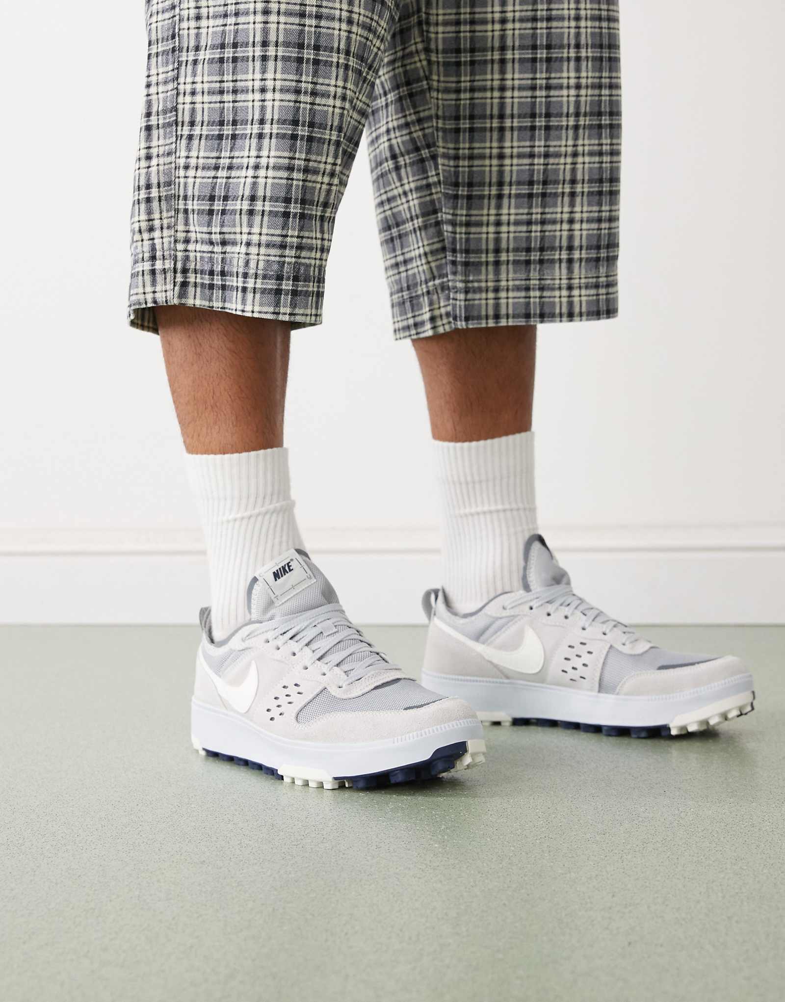 Кроссовки Nike C1TY светло-серого и белоснежного цветов 20390₽