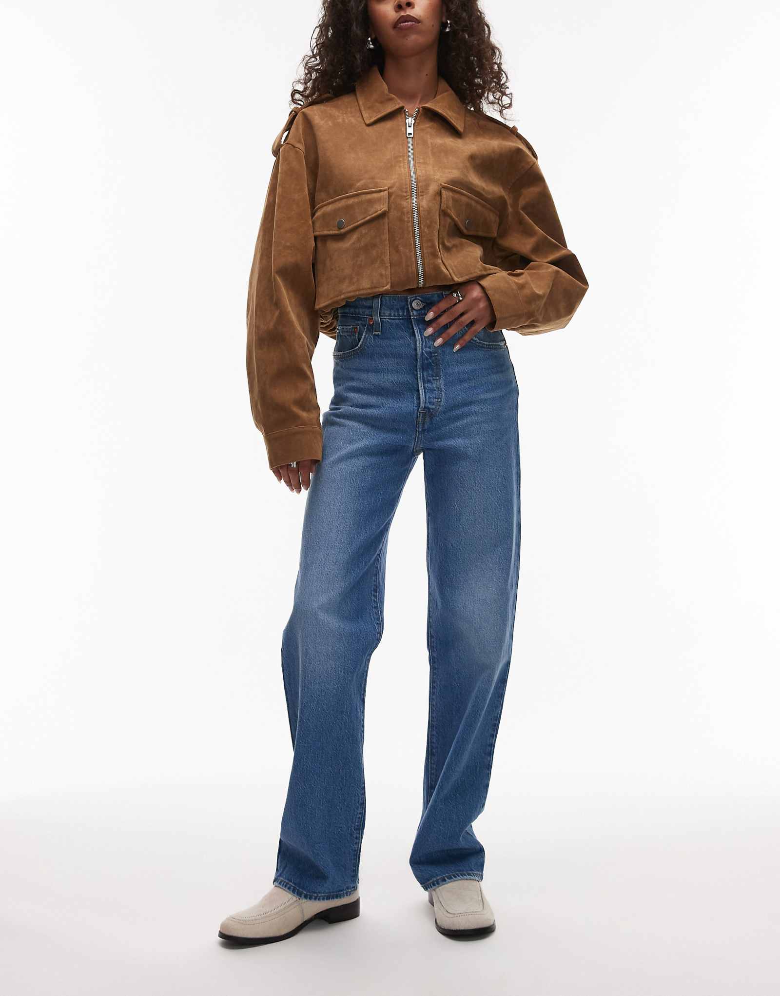 Джинсы Levis ribcage с прямыми щиколотками темно-синего цвета 38990₽