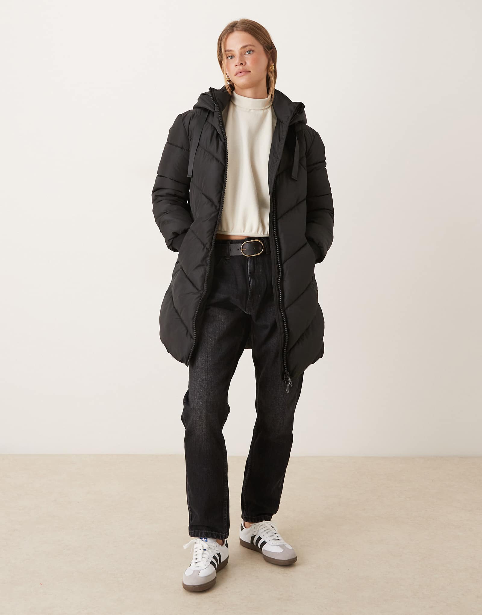 Стеганое пальто с капюшоном JDY chevron черного цвета 25090₽