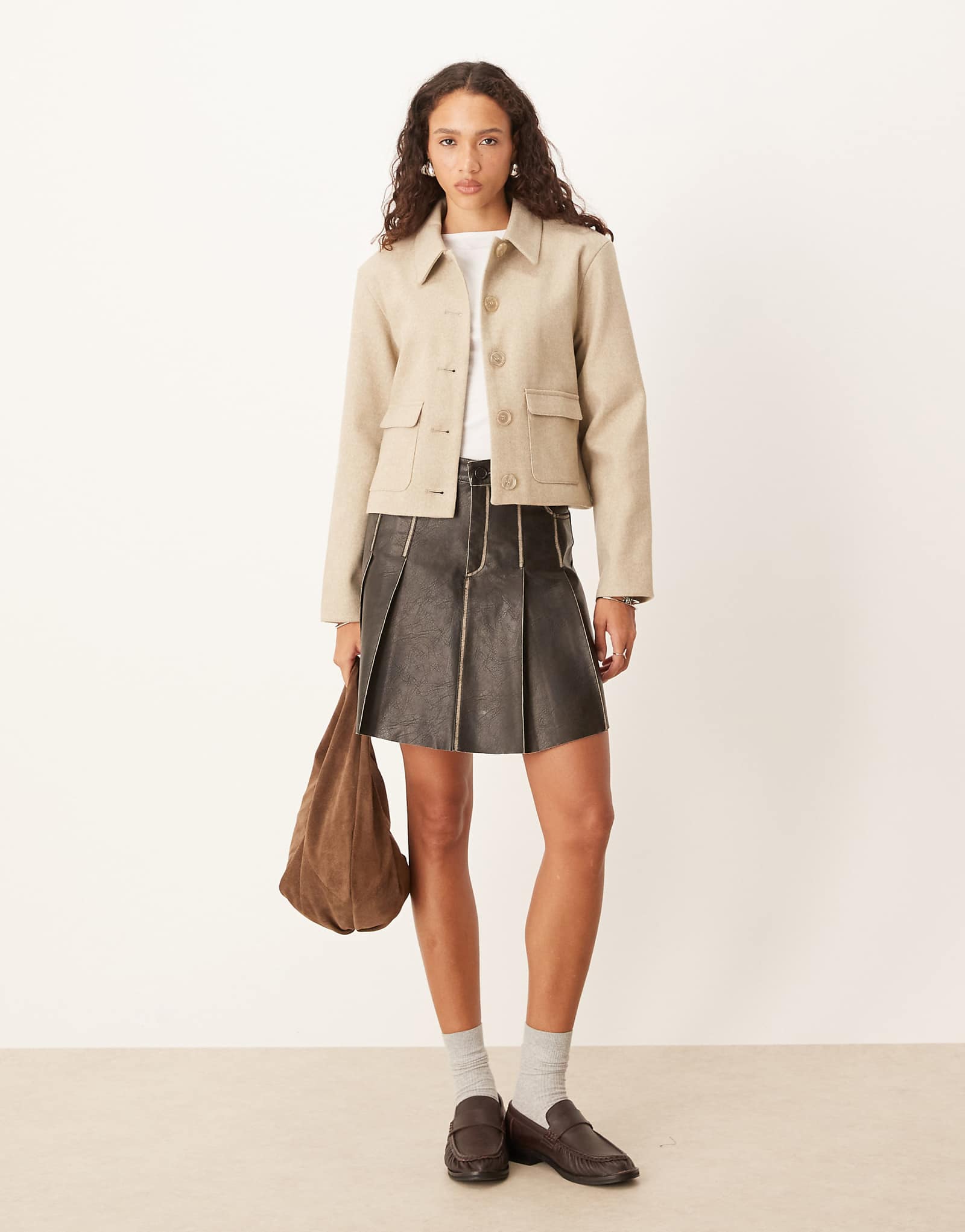 Короткий нарядный жакет JDY бежевого цвета 20190₽