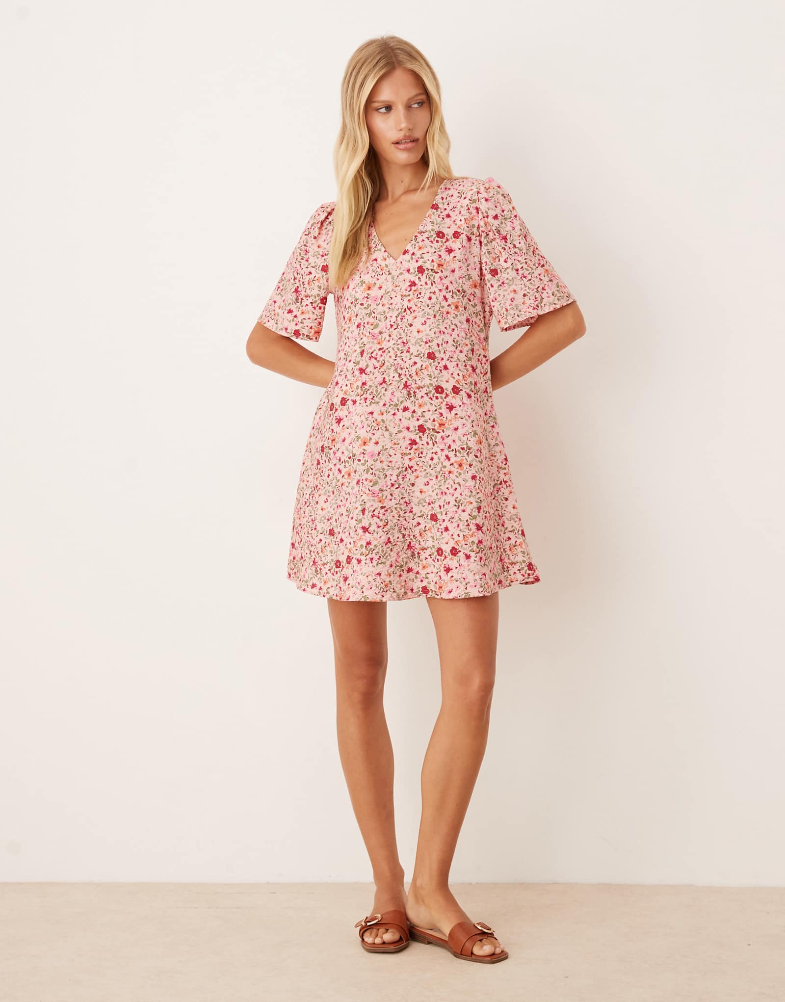 Розовое мини-платье JDY с коротким рукавом и цветочным принтом