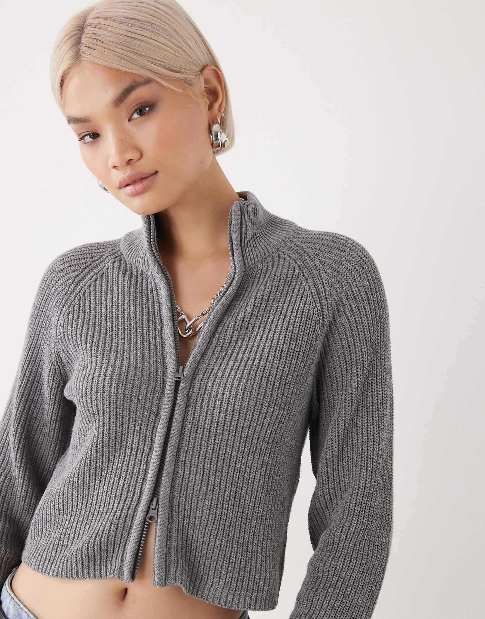 Кардиган Noisy May с высоким воротом и полной застежкой на молнию средне-серого цвета 12690₽