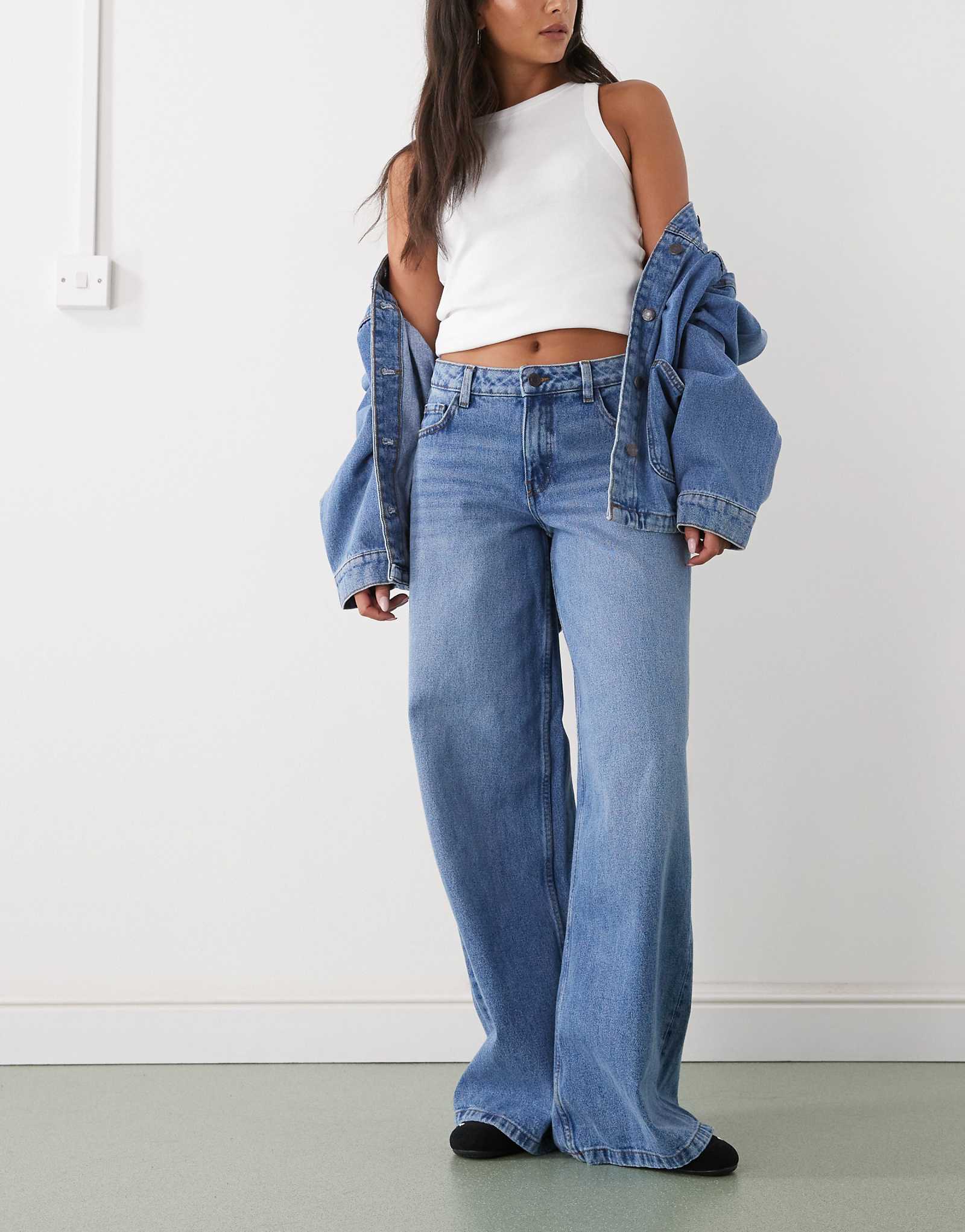 Джинсы Noisy May с низкой посадкой и широкими штанинами из джинсовой ткани среднего синего цвета 14690₽