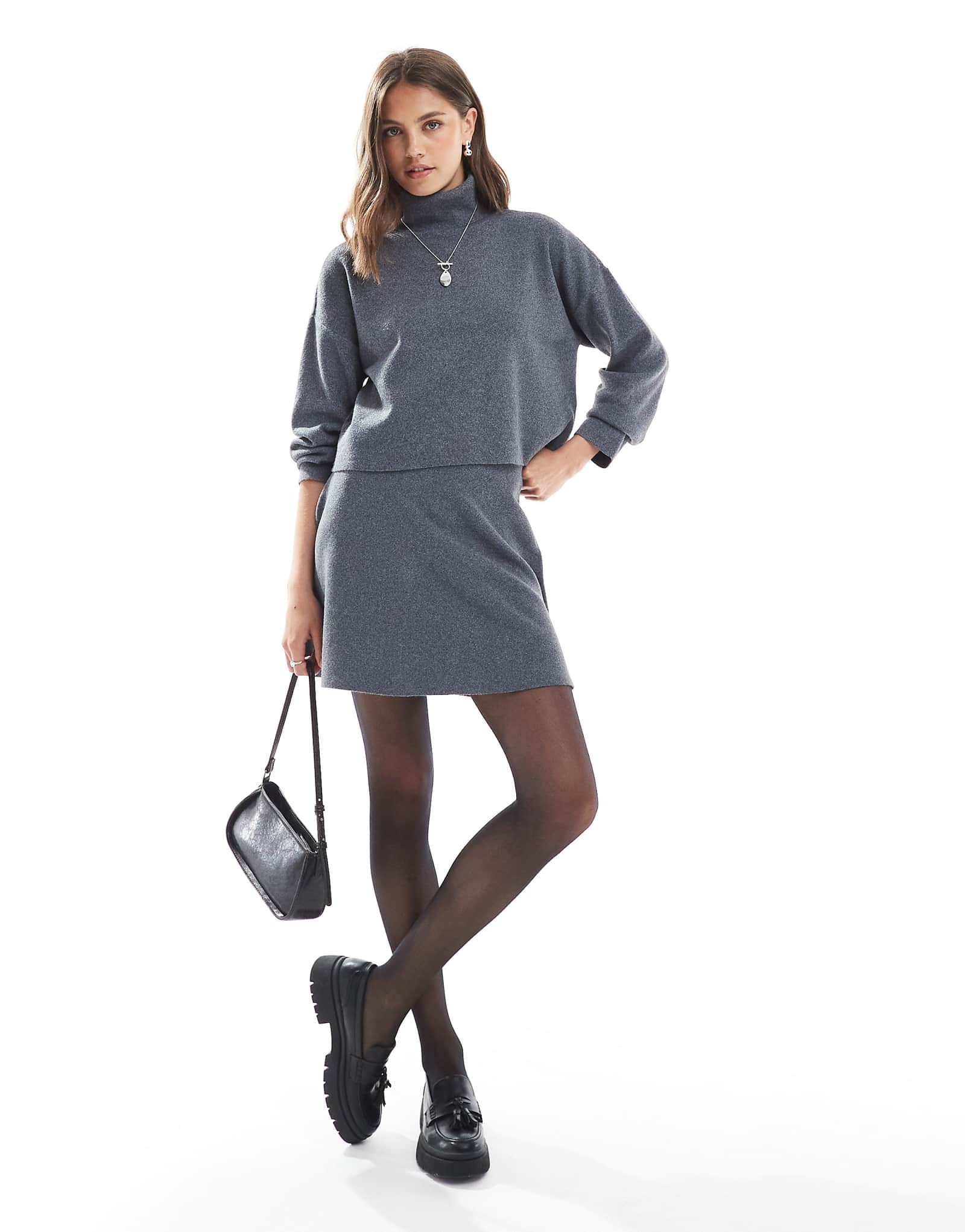 Трикотажная мини-юбка серого цвета с единственным швом - часть комплекта 9590₽