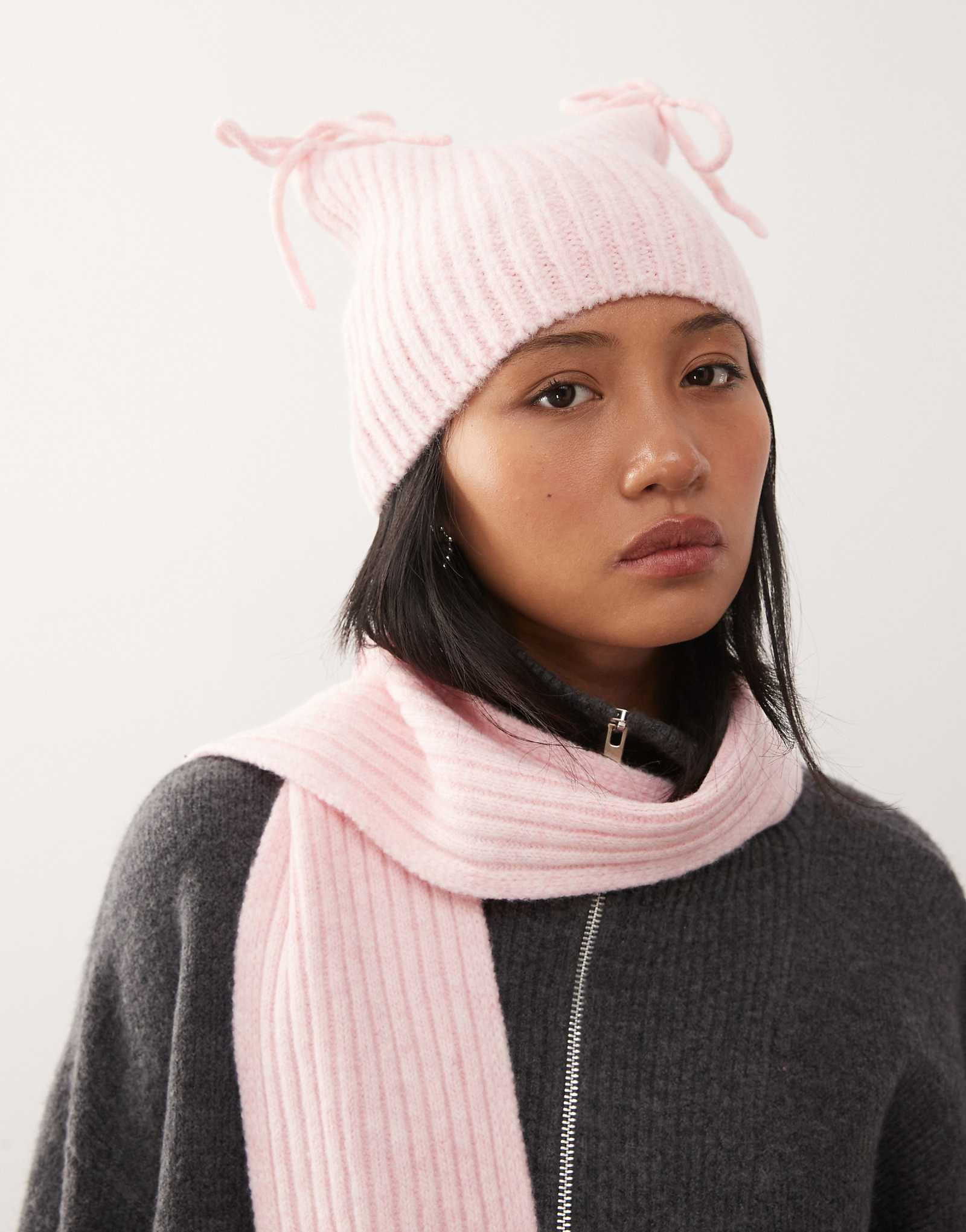 Вязаная шапочка COLLUSION rib розового цвета - часть комплекта 3490₽