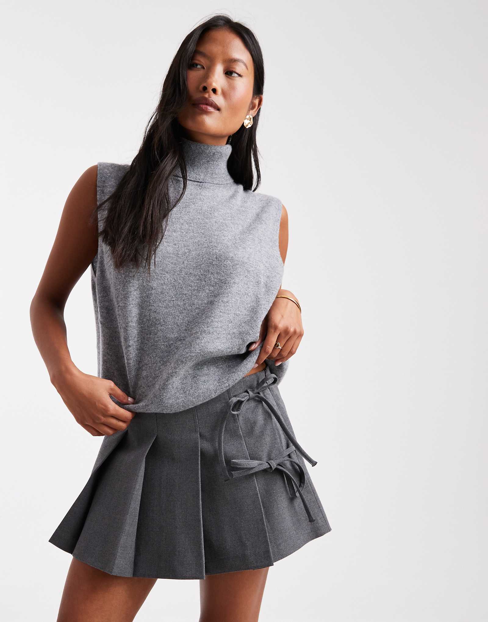 Плиссированная мини-юбка темно-серого цвета с единственным узким галстуком-бабочкой