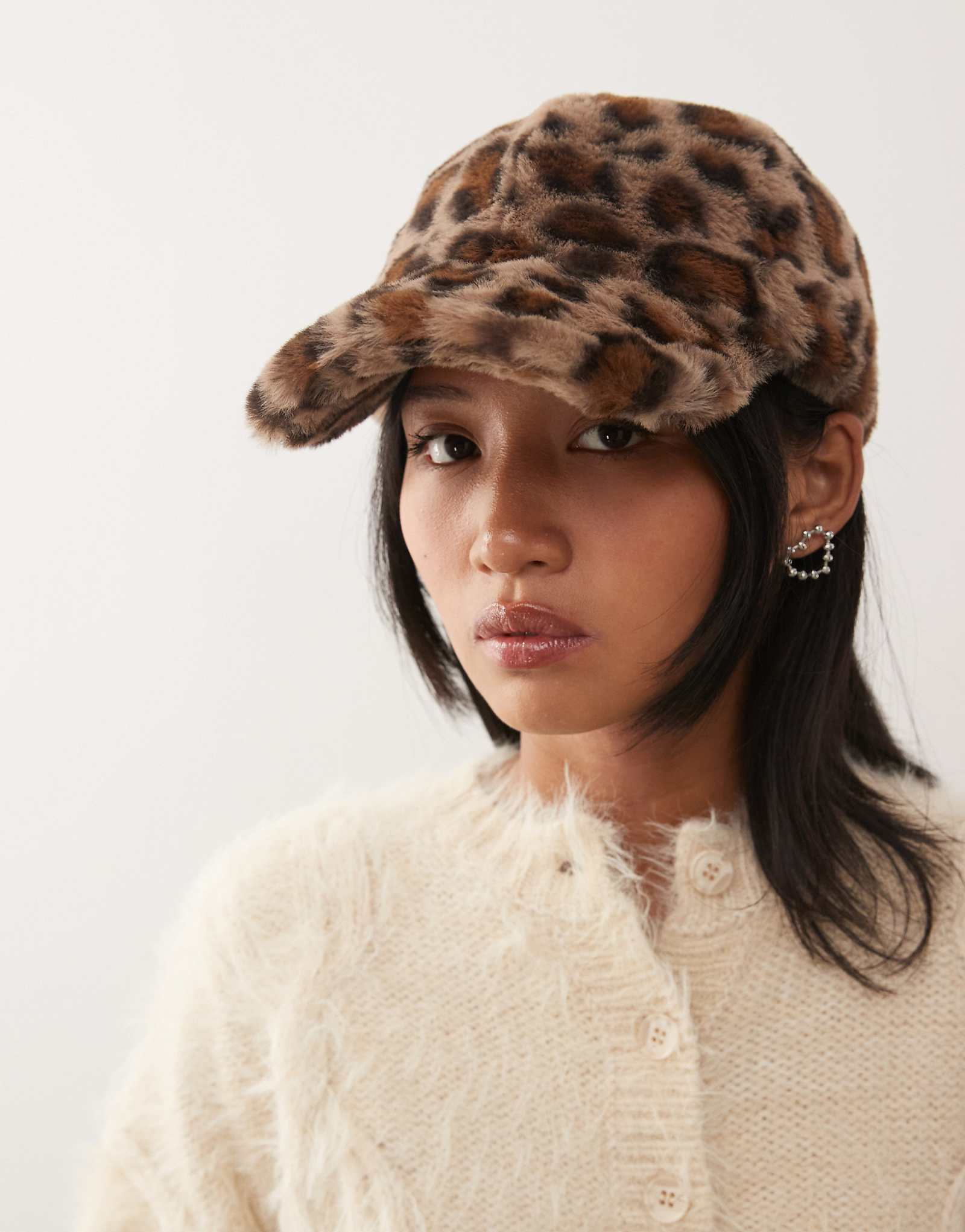 Шапка из искусственного меха COLLUSION с леопардовым принтом 5690₽