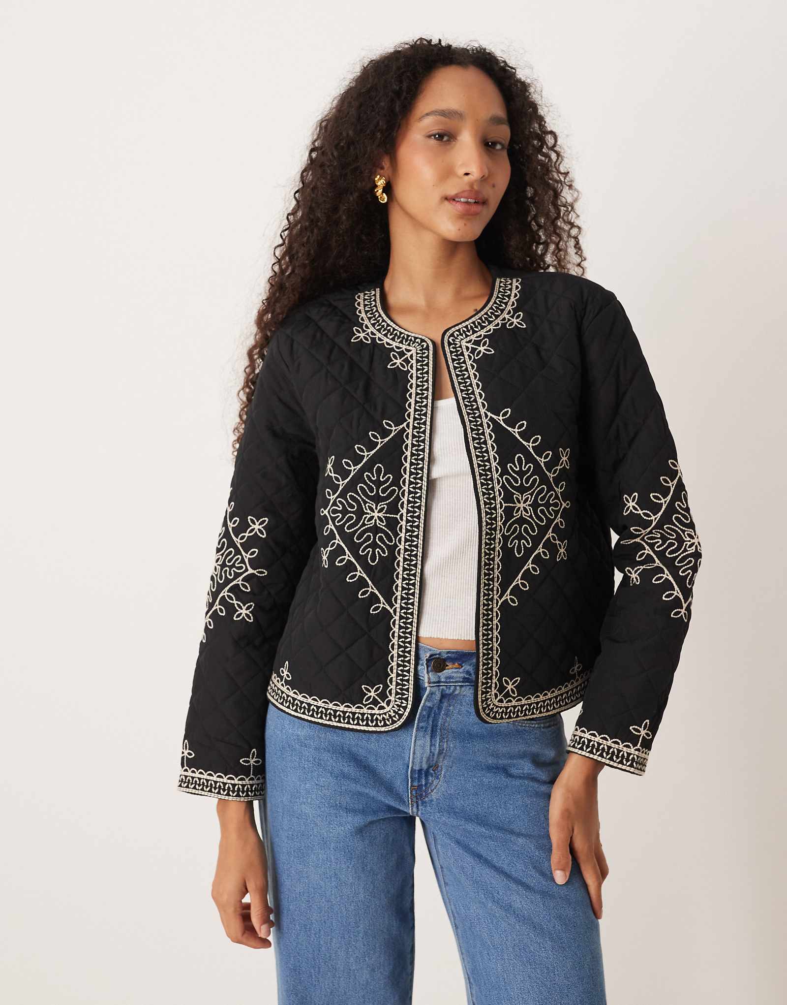 Стеганая куртка с вышивкой JDY черного цвета 16490₽