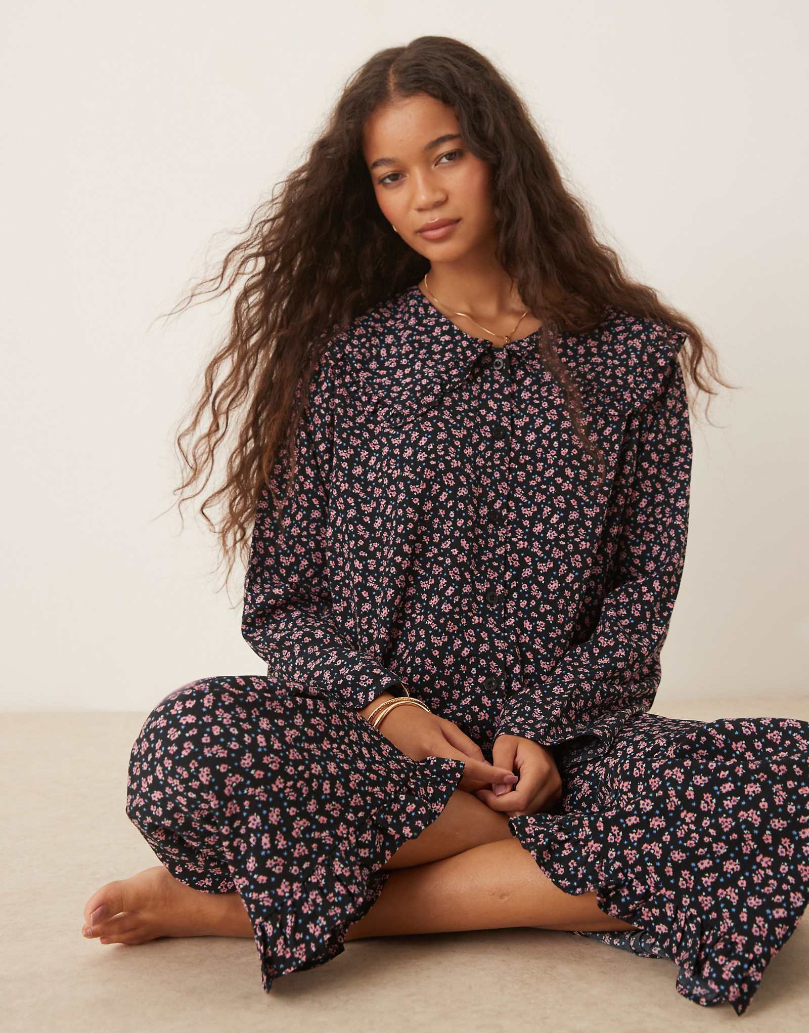 Гламурная нежная пижамная рубашка и брюки в цветочек черно розового цвета 14890₽