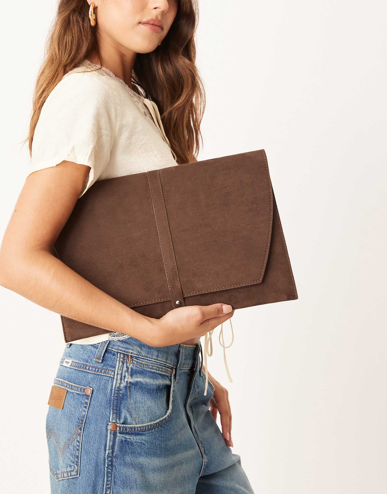 Раскладной чехол для ноутбука из искусственной замши Gina Tricot коричневого цвета 10590₽