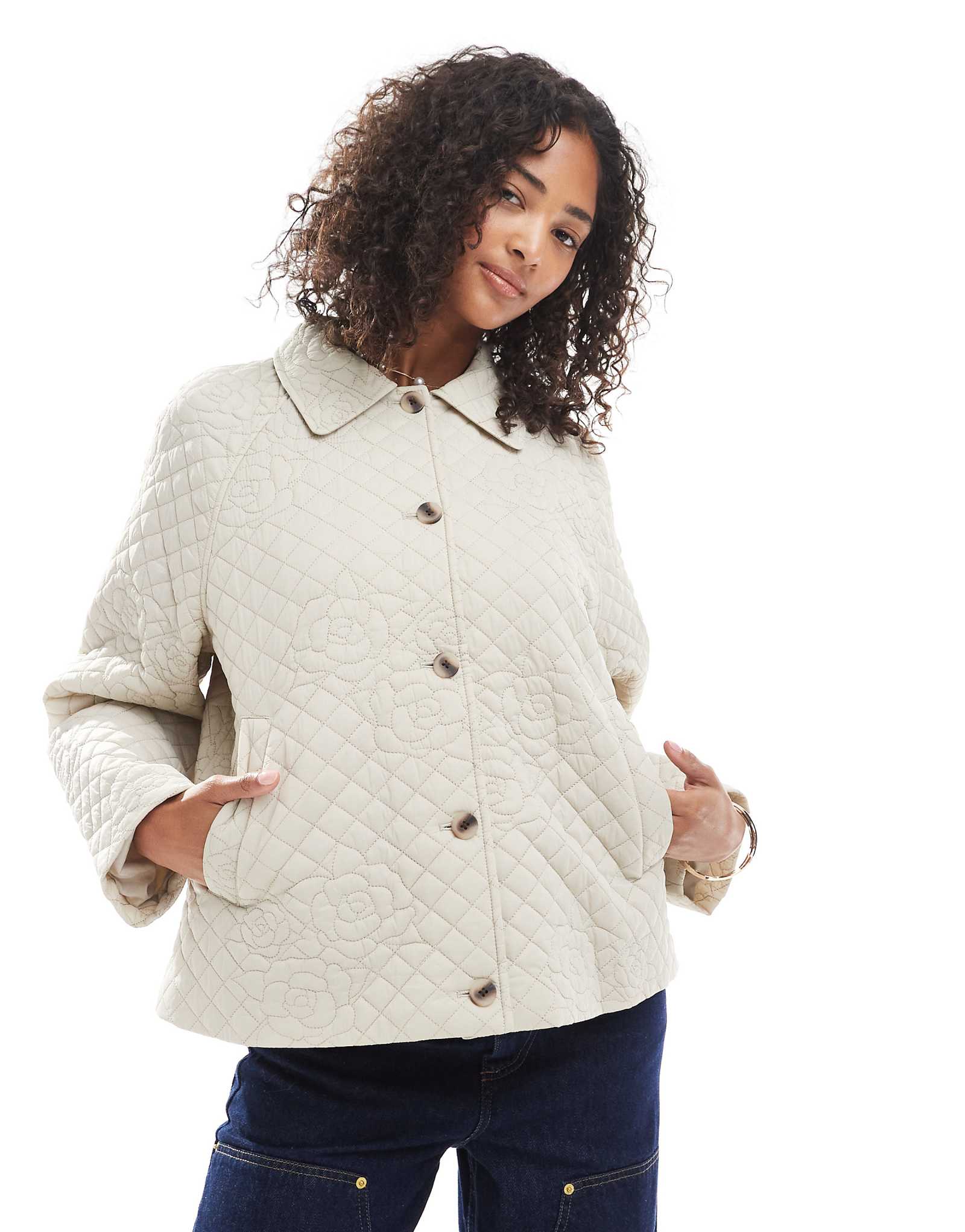 Стеганый жакет с вышивкой из кусочков розы кремового цвета 20190₽