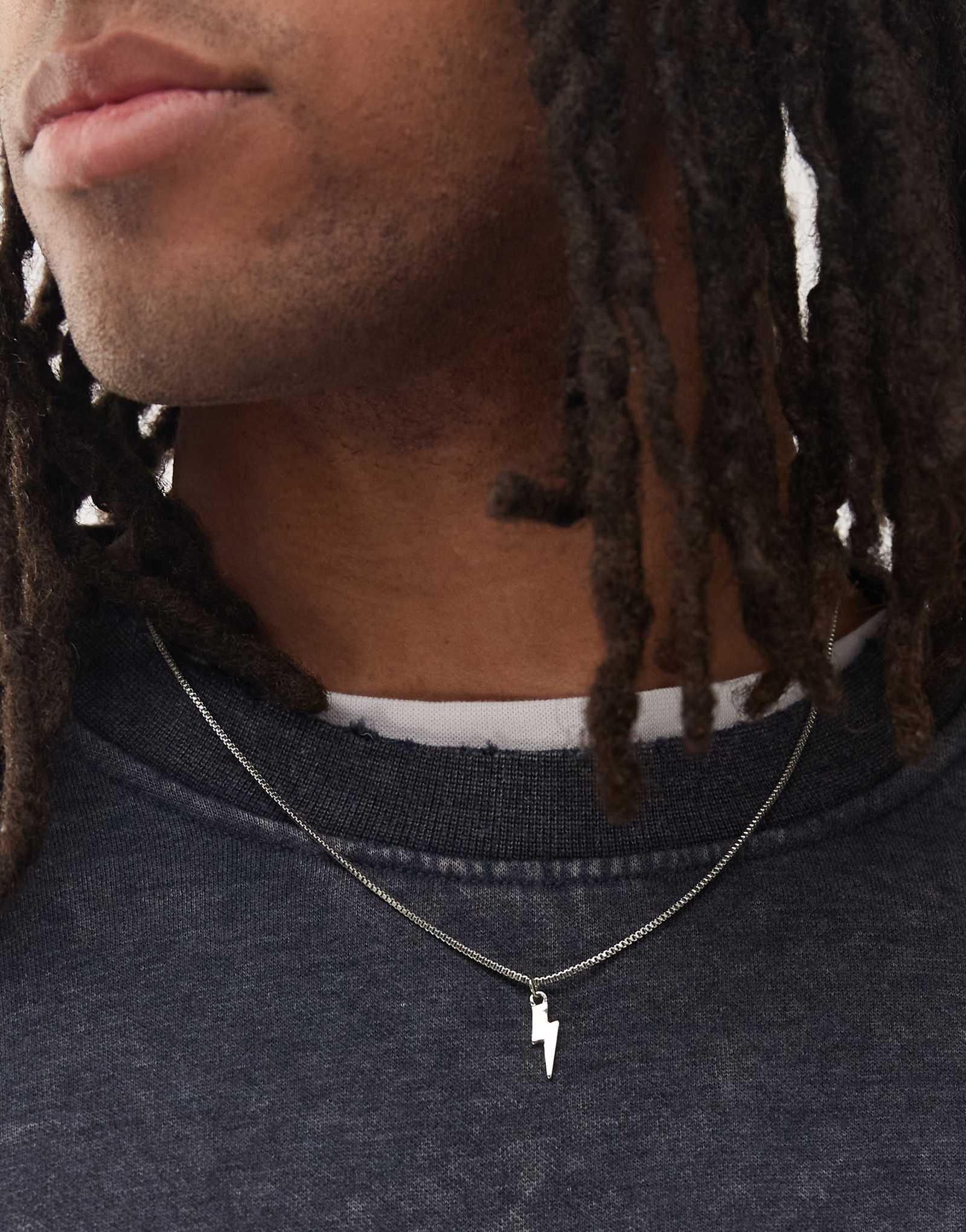 Выцветшее ожерелье-цепочка с подвеской молния будущего из серебра 3890₽