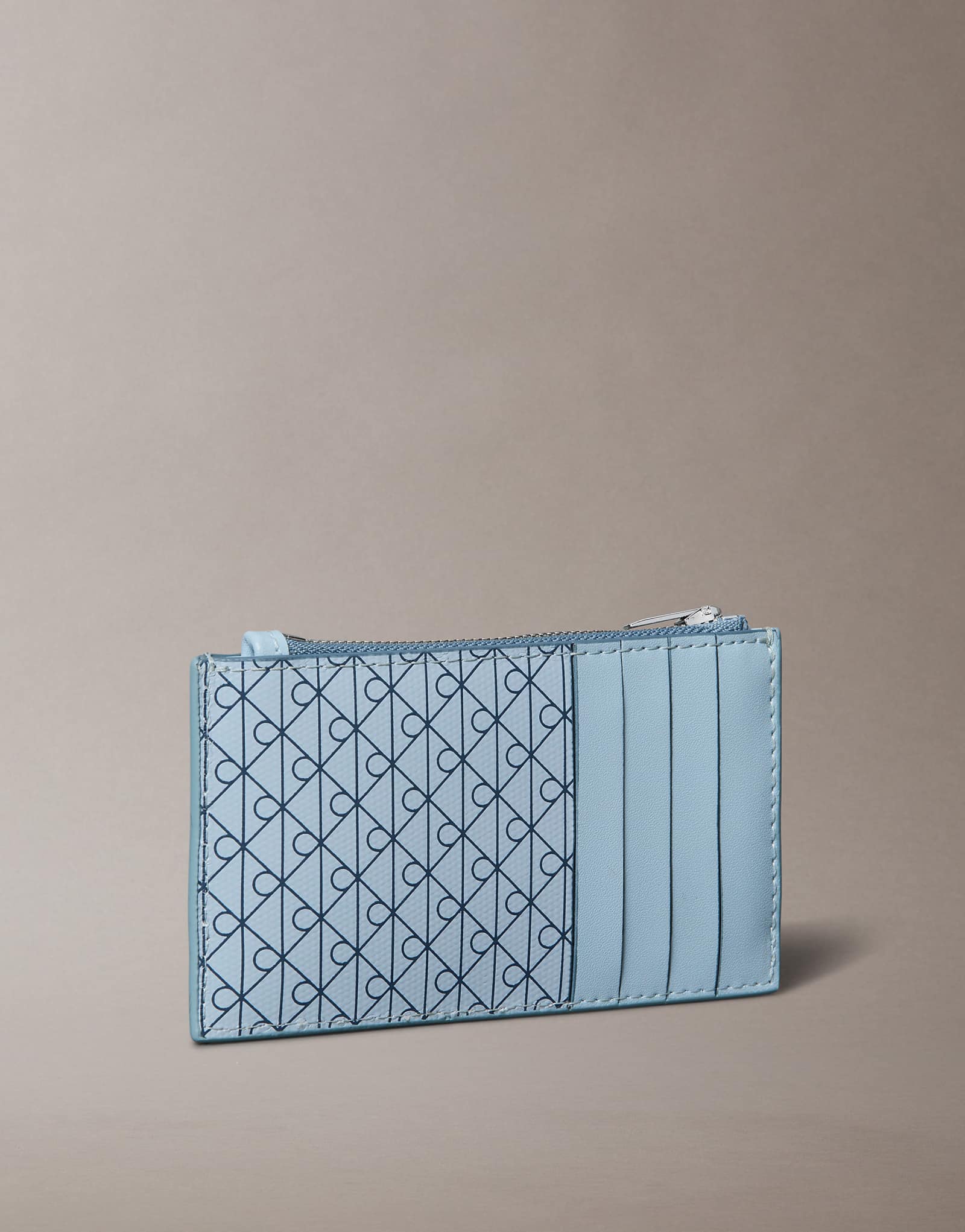 Светло-голубая сумочка на молнии с эмблемой Calvin Klein Jeans монограммой и логотипом 12190₽