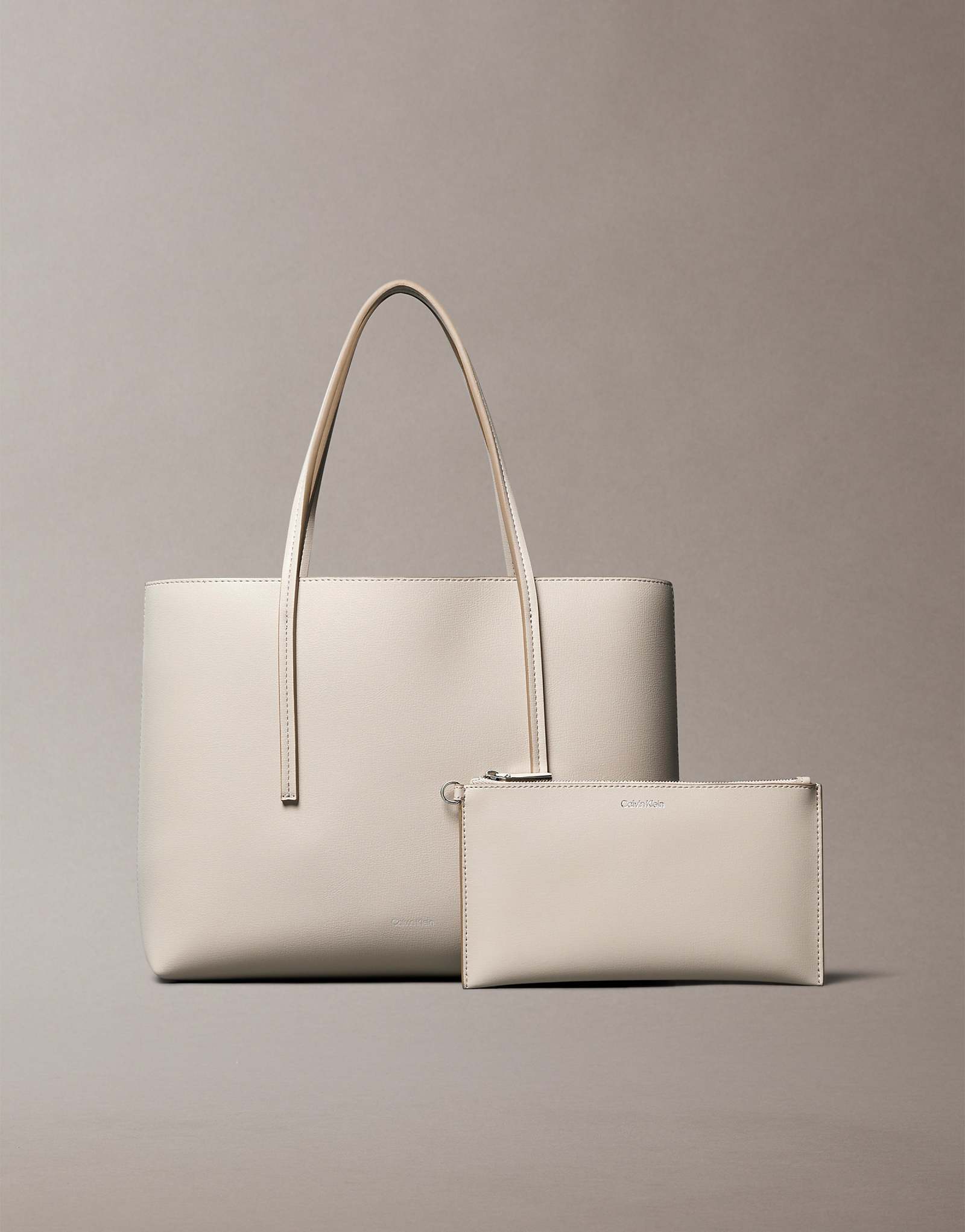 Небольшая сумка-тоут и кошелек с логотипом Calvin Klein Jeans из фольги бежевого цвета 26490₽