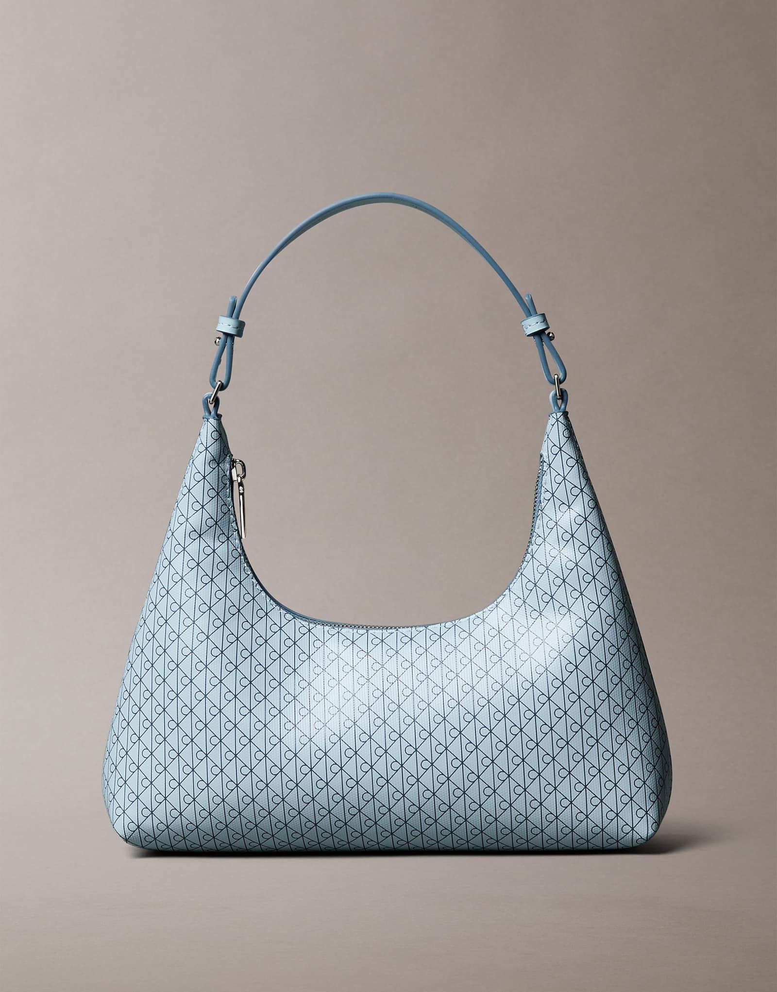 Сумка через плечо с логотипом Calvin Klein Jeans с эмблемой и монограммой светло-голубого цвета 26490₽