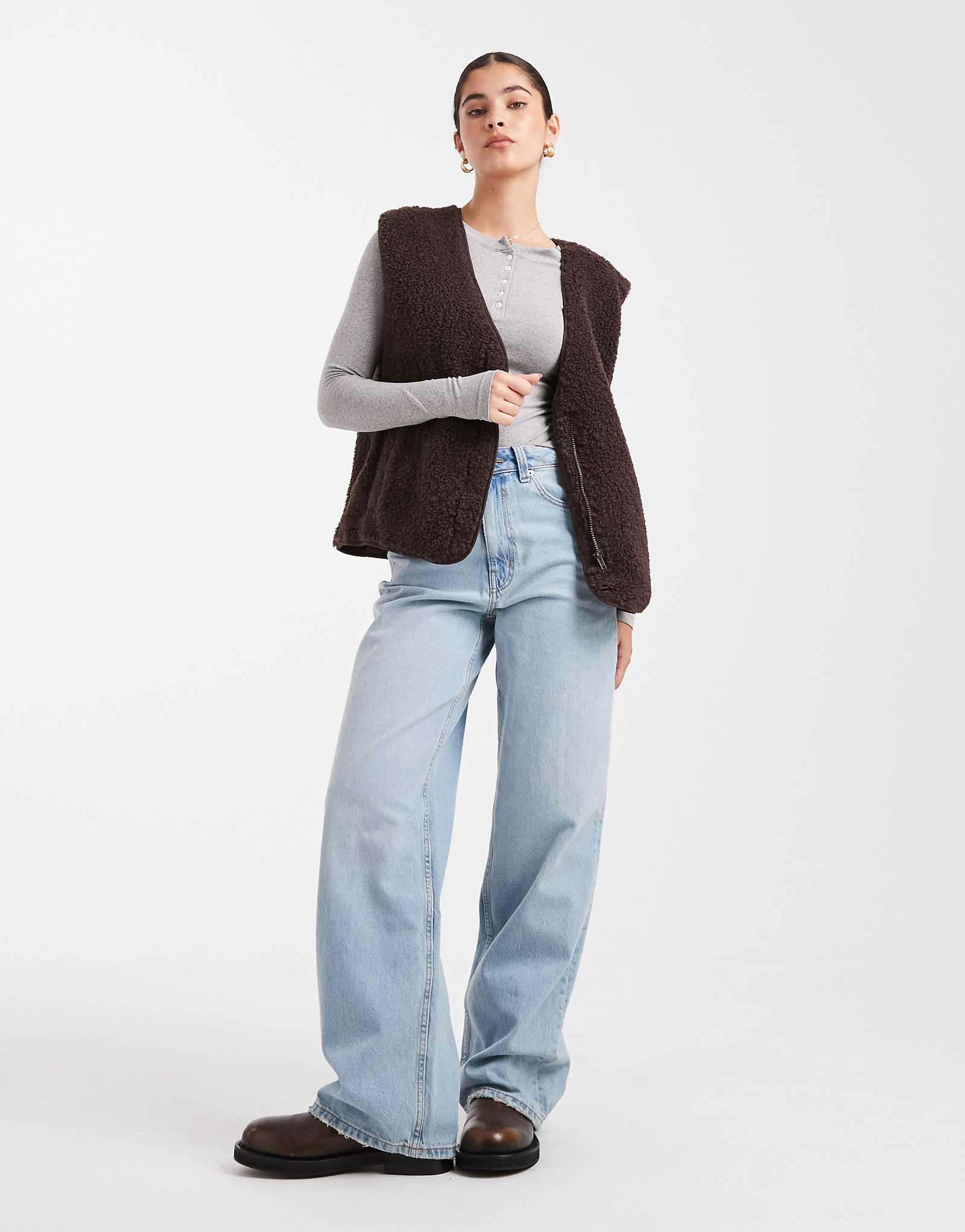 Предмет Плюшевая флисовая безрукавка шоколадного цвета 17790₽