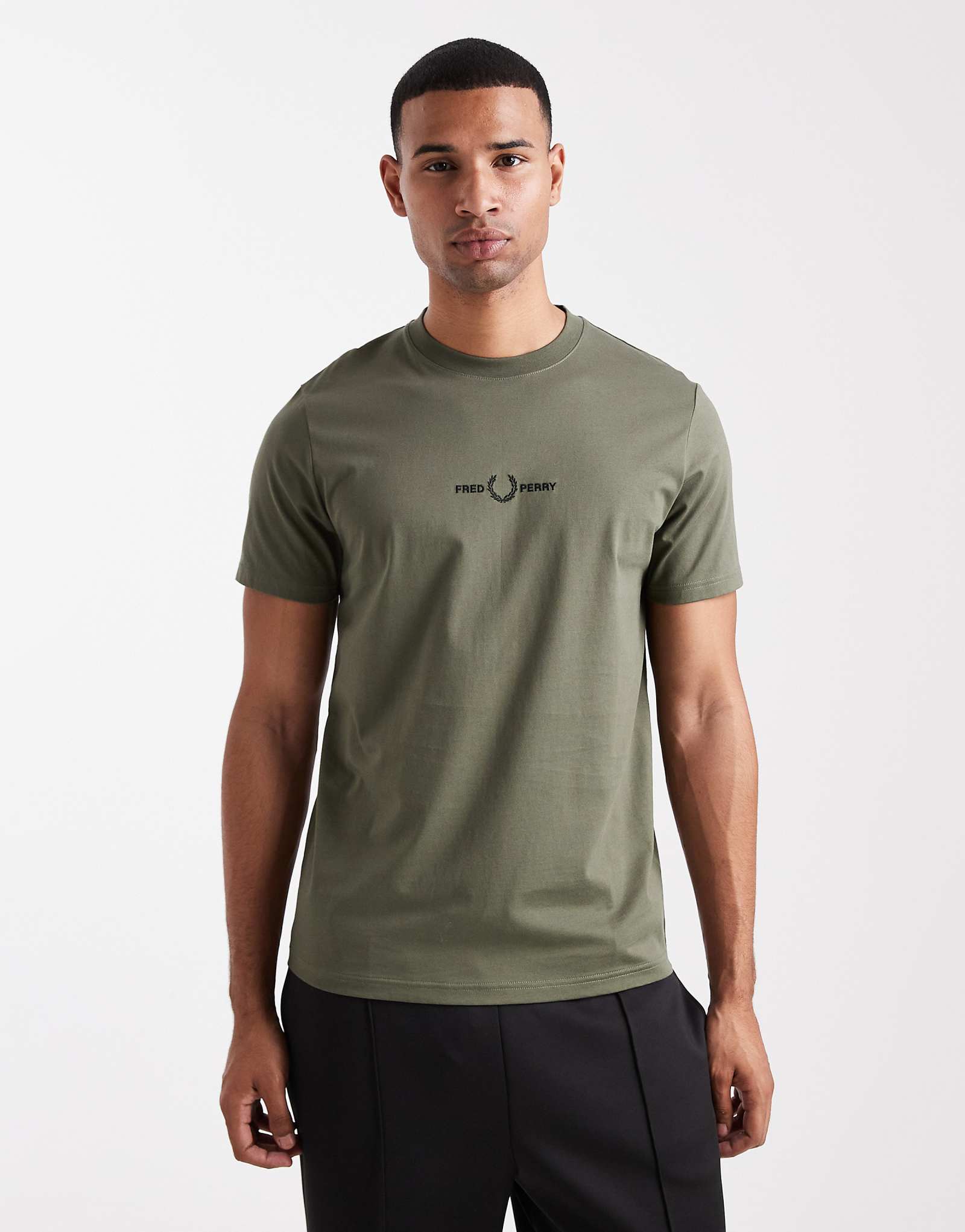 Вышитая футболка Fred Perry цвета хаки 12890₽