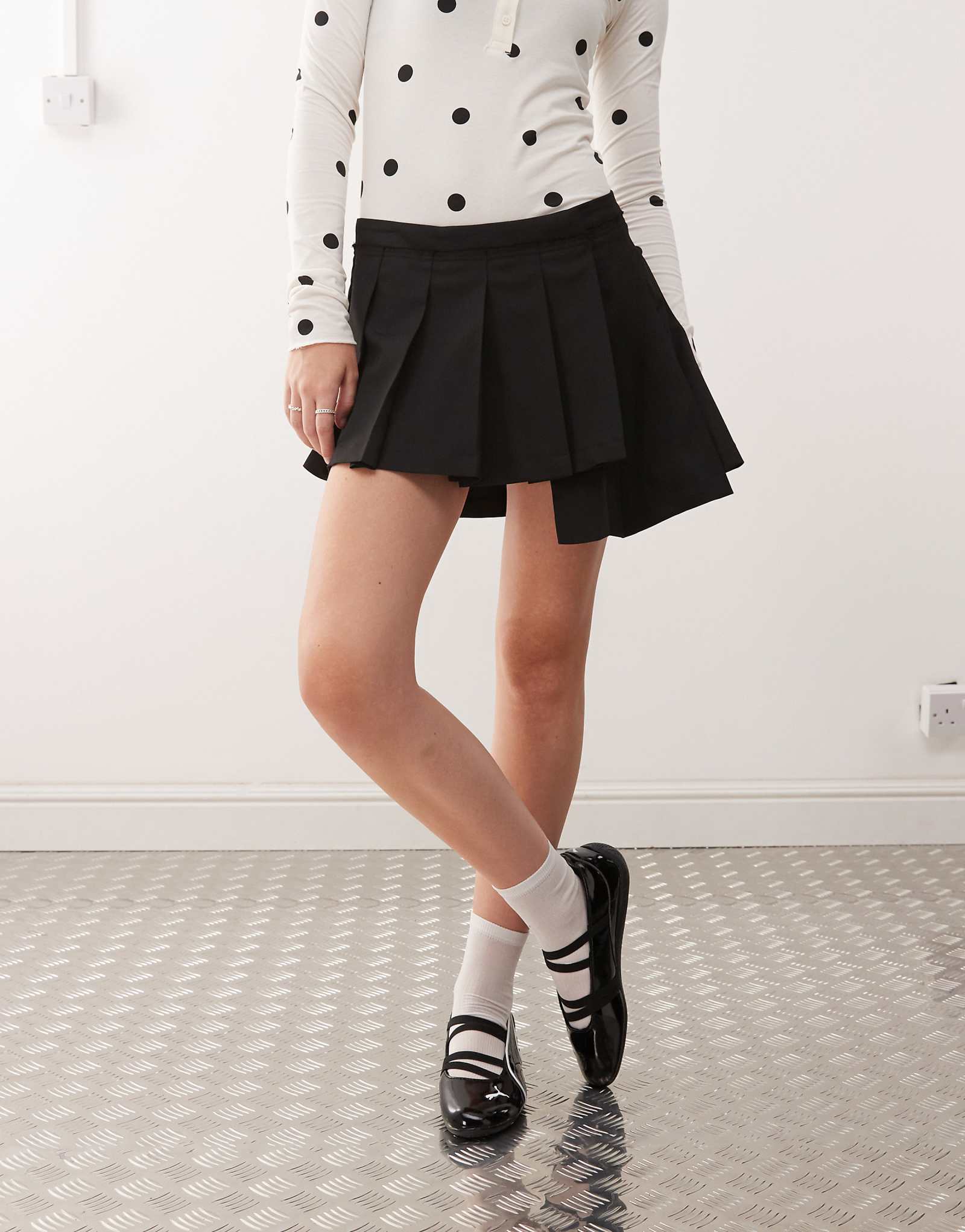 Черная плиссированная мини-юбка Monki с асимметричным подолом 13490₽