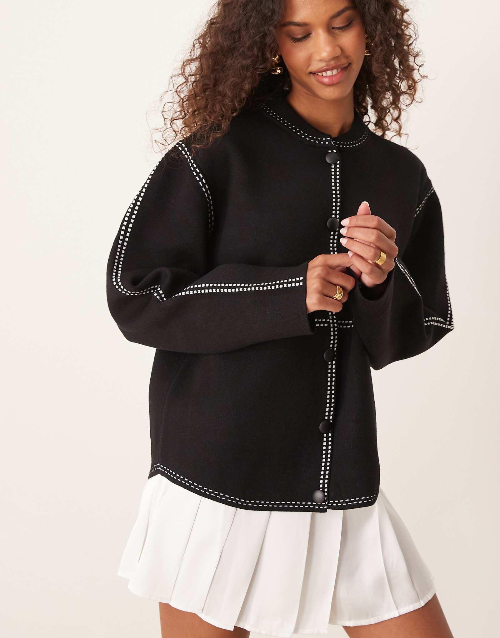 Вязаная куртка-бомбер YAS с контрастной строчкой черного цвета