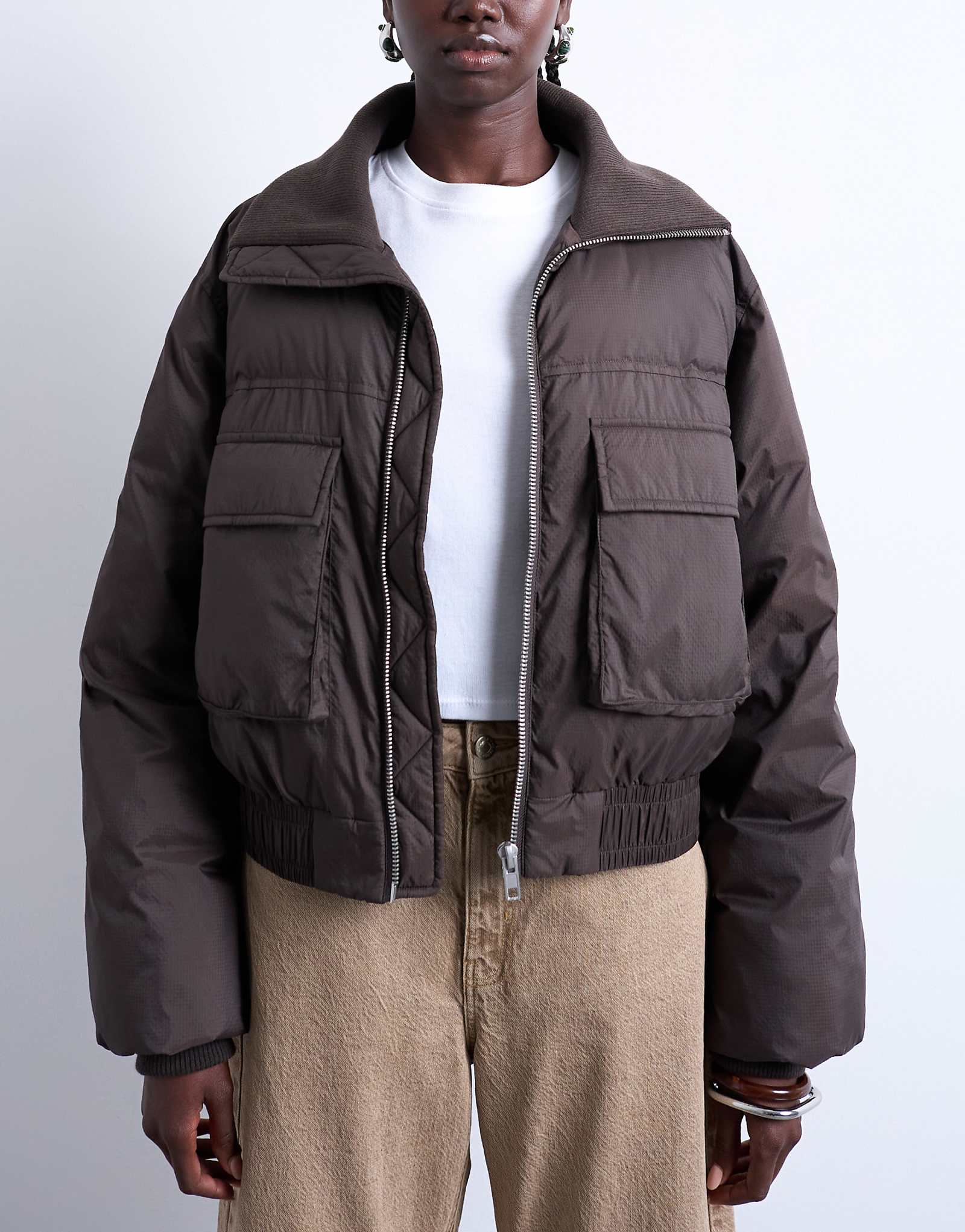 Короткая пуховая куртка-бомбер Topshop шоколадного цвета с ребристым воротником 22290₽