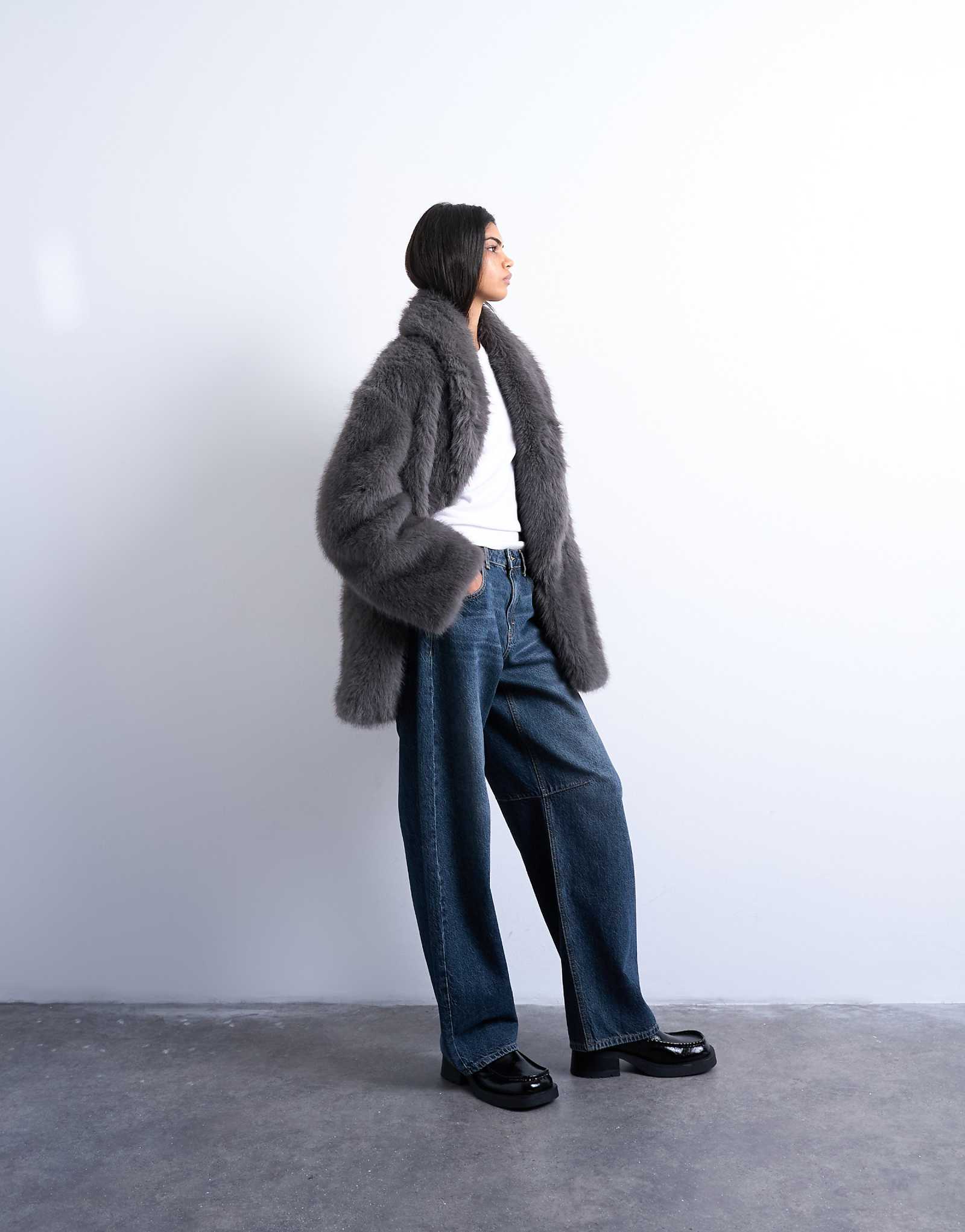 Пальто средней длины с шалью из искусственного меха Topshop цвета древесного угля 38590₽