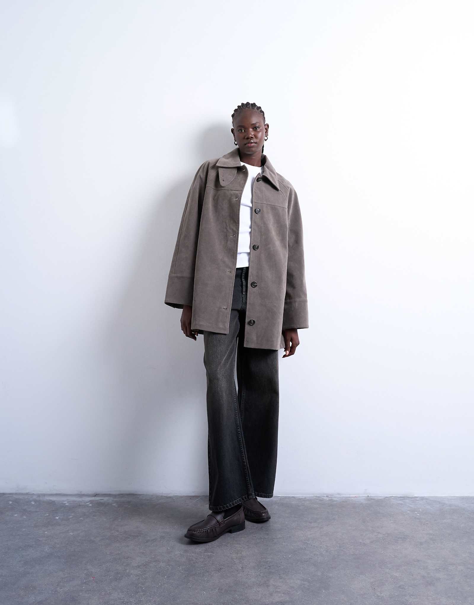 Короткое автомобильное пальто из искусственной замши Topshop с застежкой на шее серого цвета 16590₽