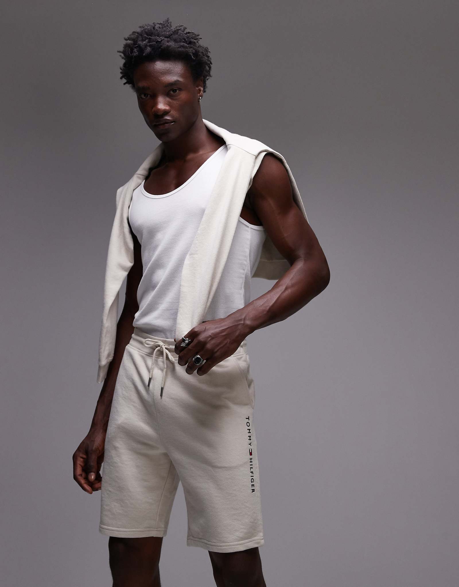 Трикотажные шорты с логотипом Tommy Hilfiger белоснежного цвета 10190₽