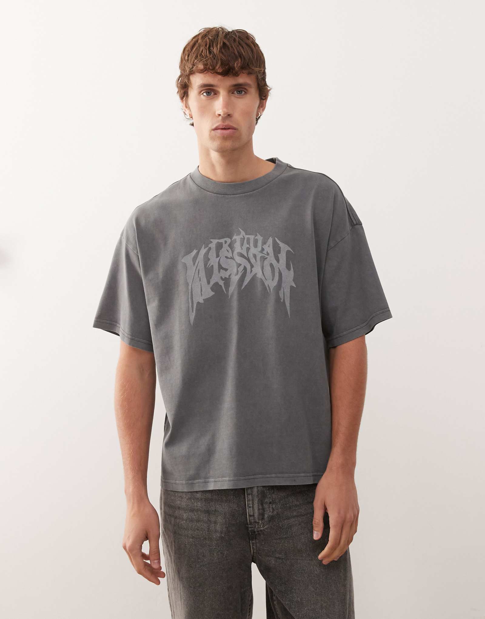 Футболка свободного кроя оверсайз для буднего дня с текстовым графическим принтом черного цвета 8590₽