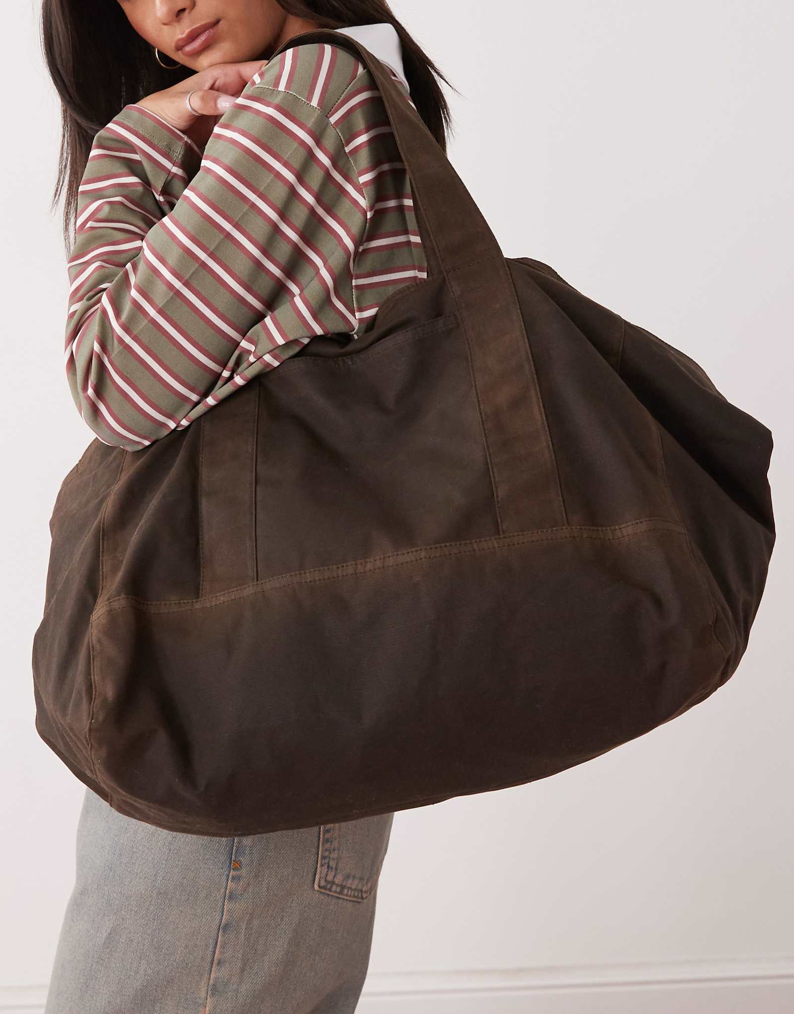 Большая сумка из вощеного холста для будних дней темно-коричневого цвета 17390₽