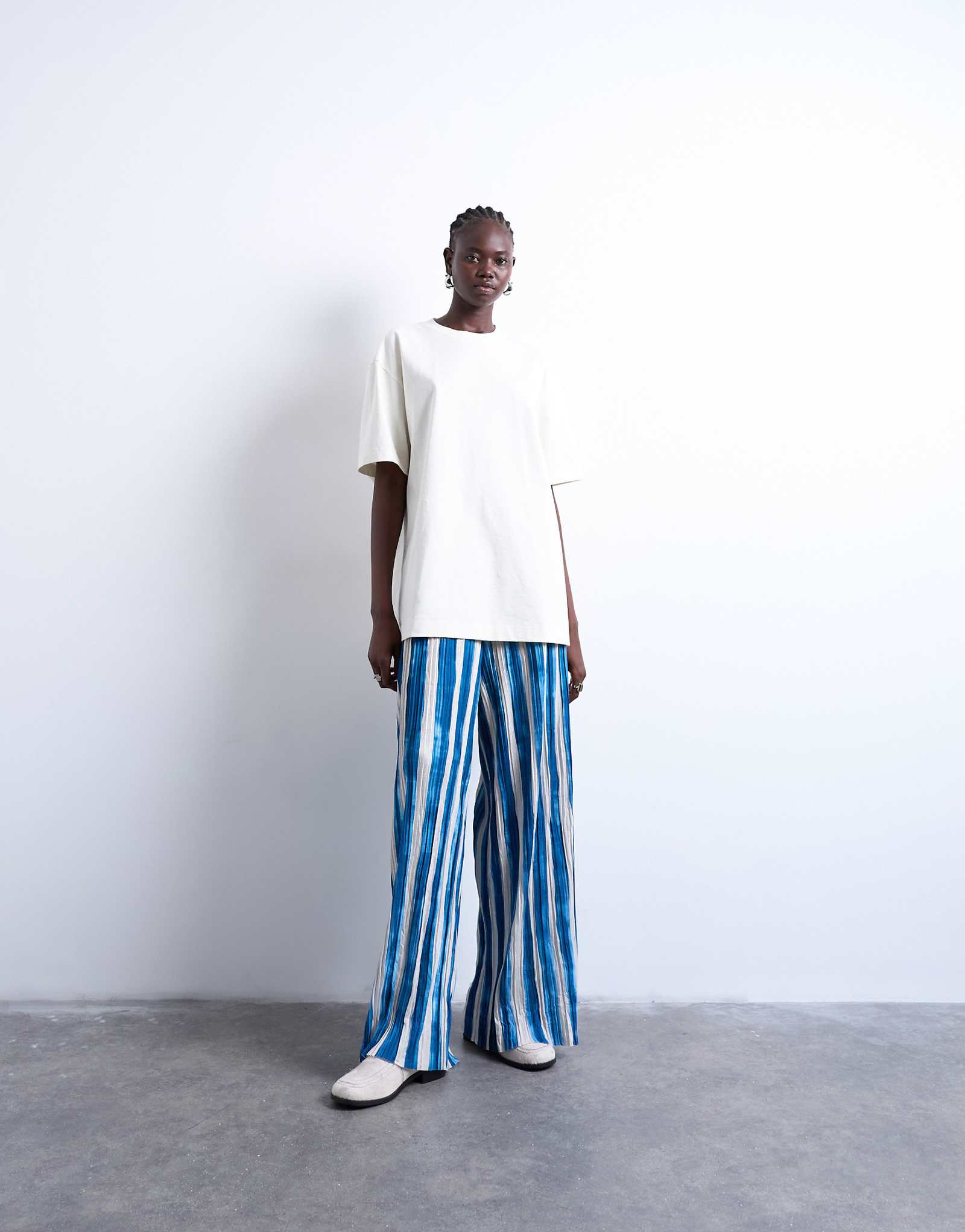 Темно-синие широкие брюки в полоску со складками от Topshop 13290₽