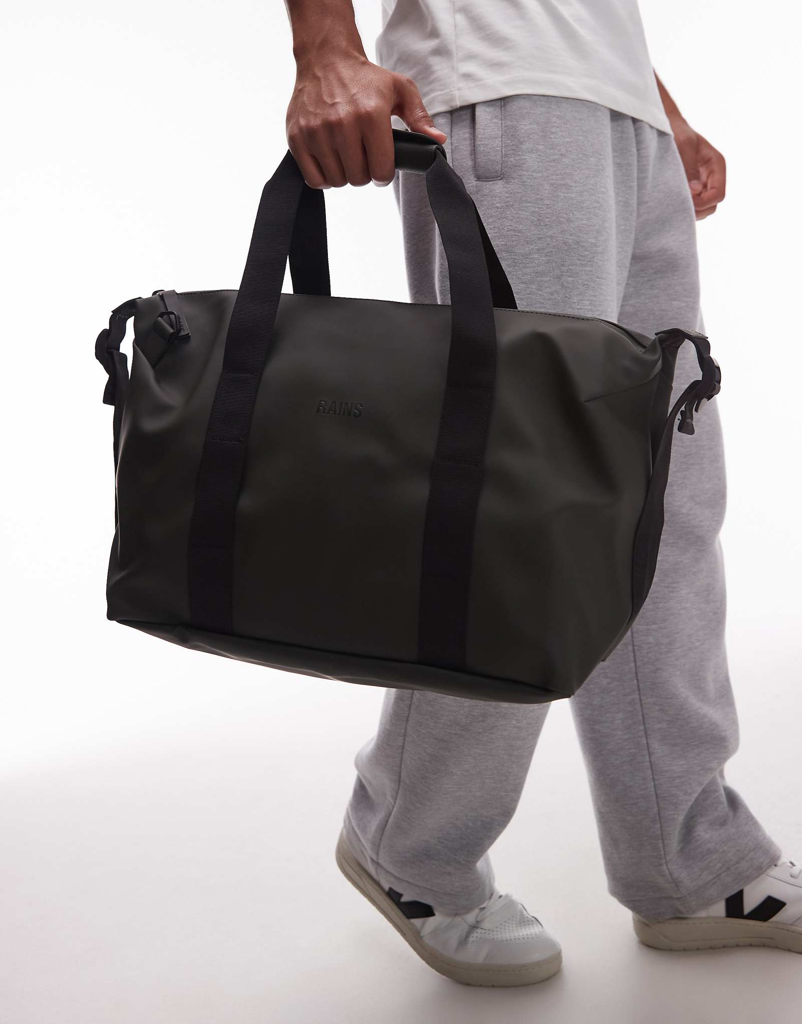 Маленькая сумка для выходных Rains hilo темно-зеленого цвета 24490₽