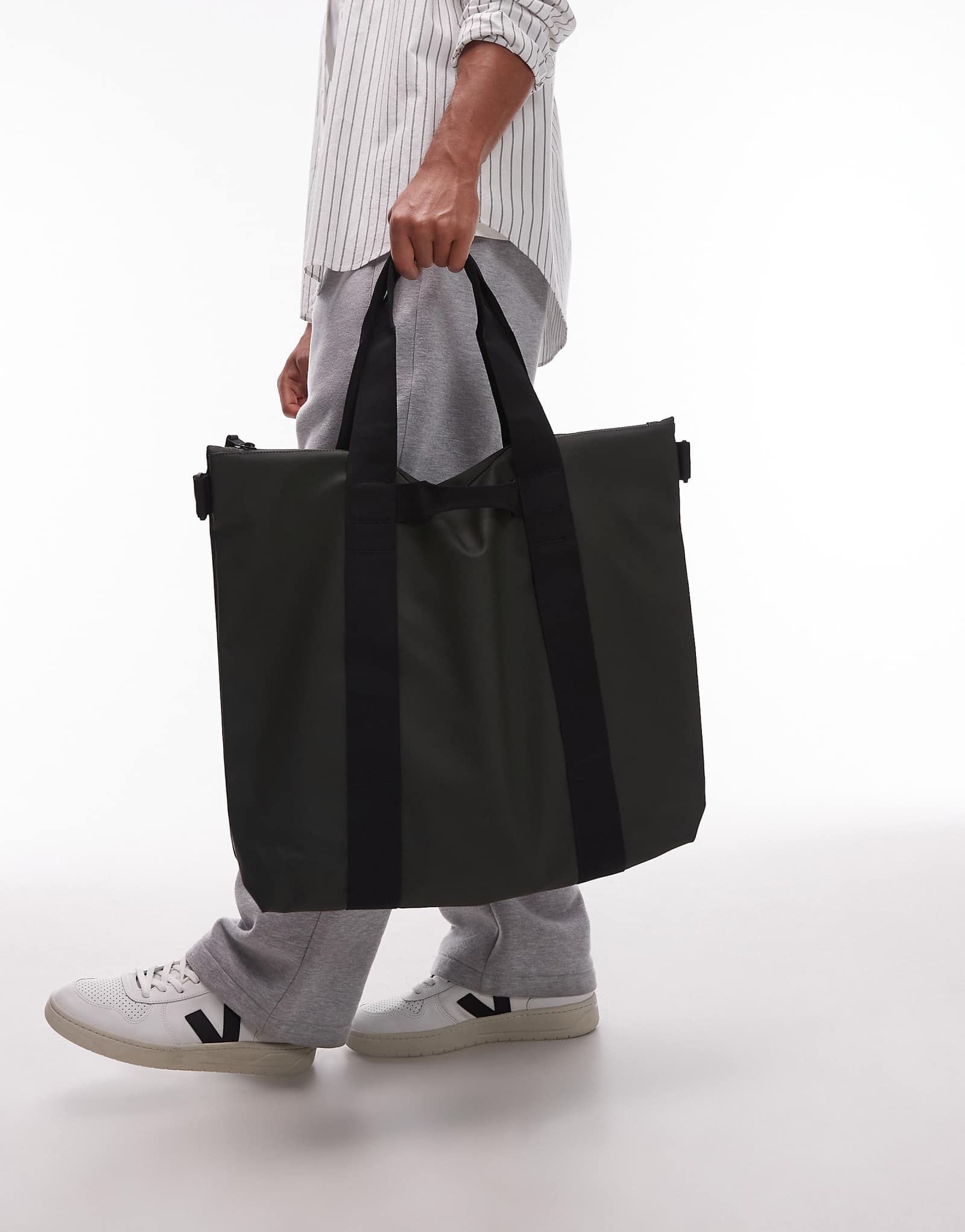 Водонепроницаемая сумка Rains темно-зеленого цвета 27990₽