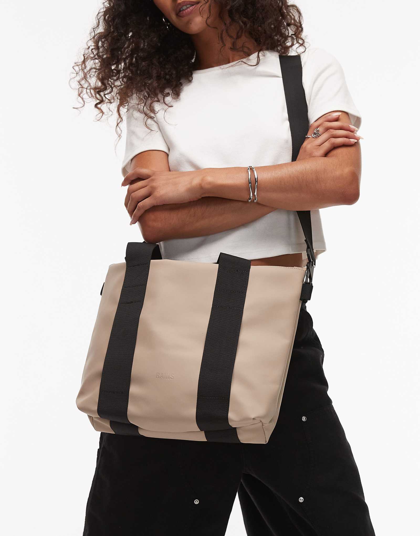 Водонепроницаемая сумка Rains micro tote бежевого цвета