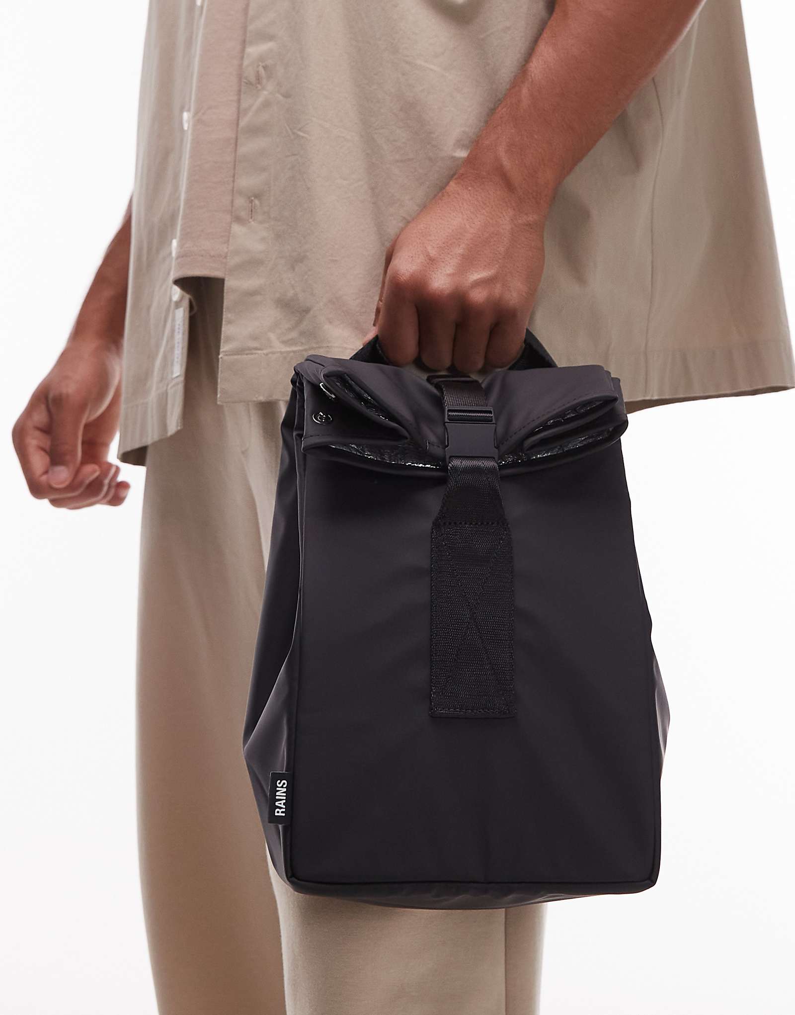 Сумка для ланча Rains черного цвета 12490₽