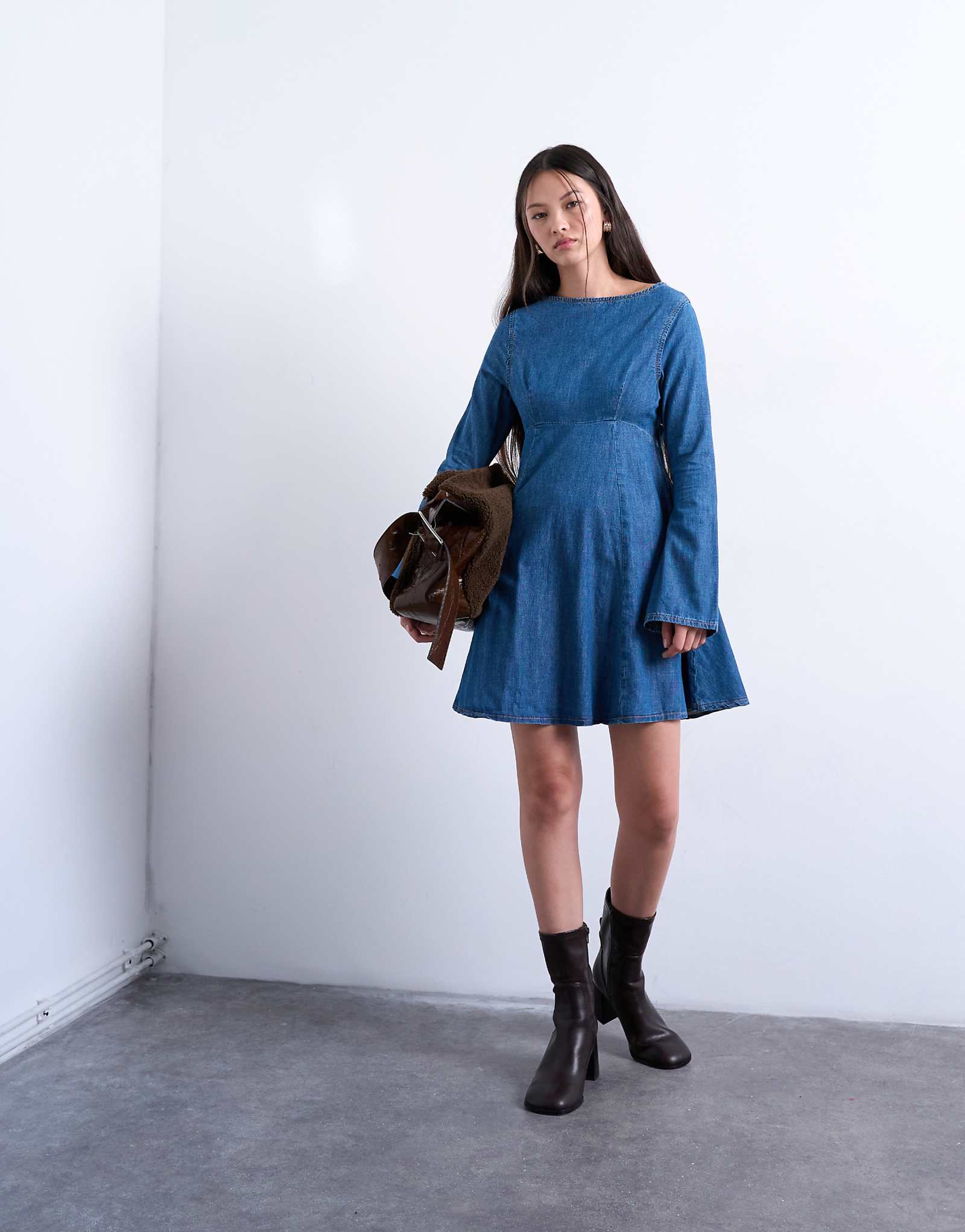 Джинсовое мини-платье с рифлеными рукавами от Topshop темно-синего цвета 5190₽