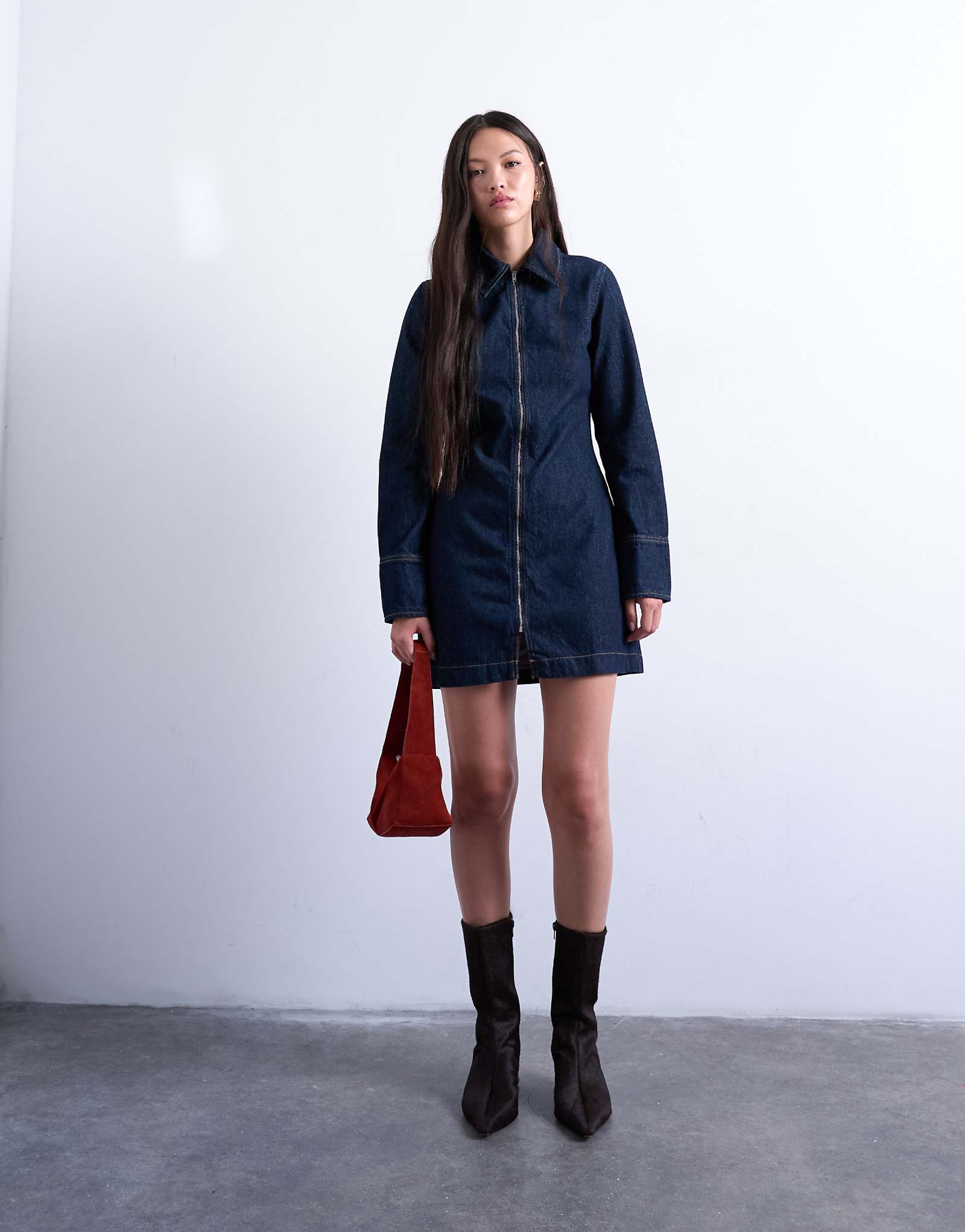 Джинсовое мини-платье Topshop на молнии с длинным рукавом цвета индиго 14790₽