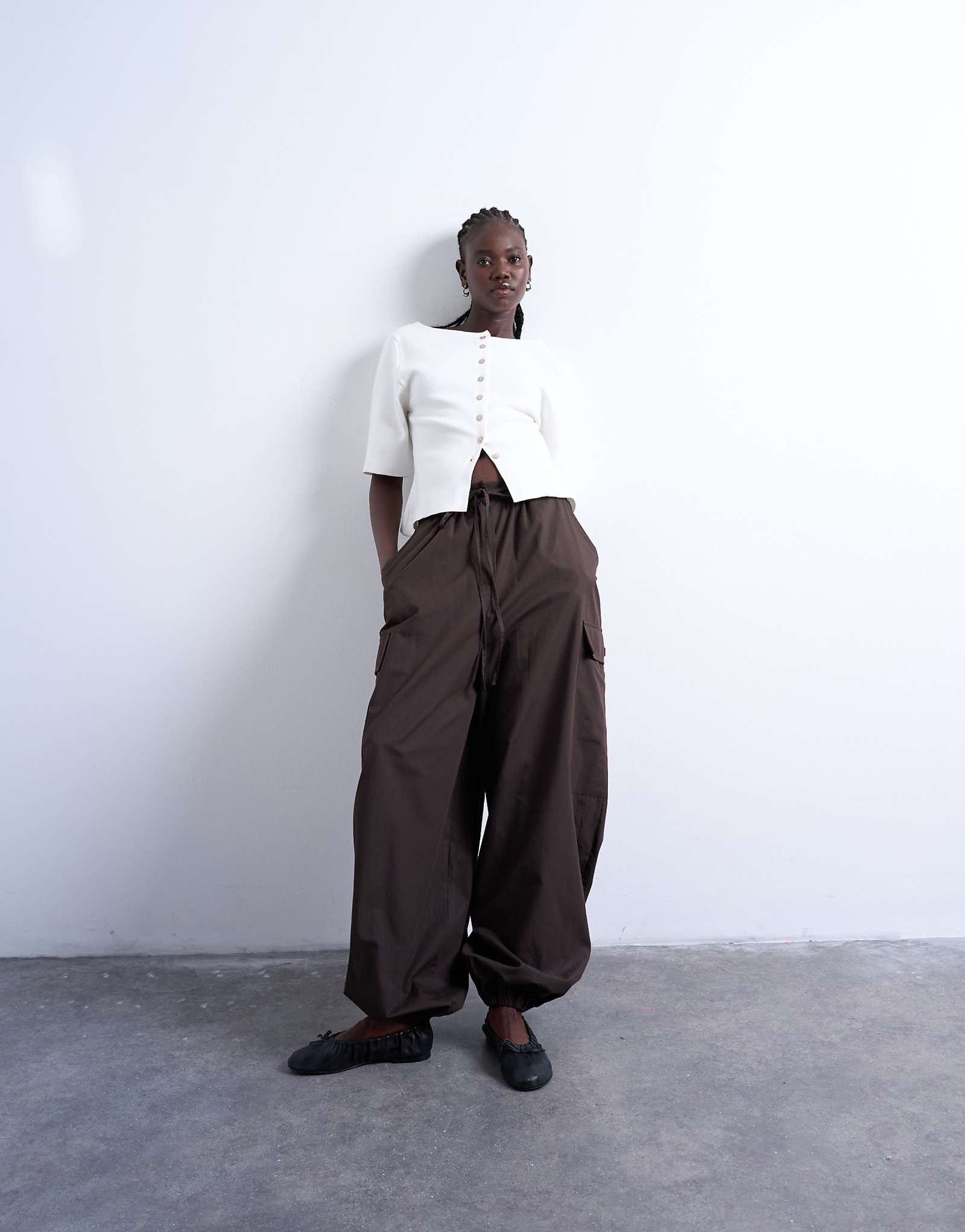 Брюки-карго с воздушными шарами Topshop шоколадного цвета 15590₽