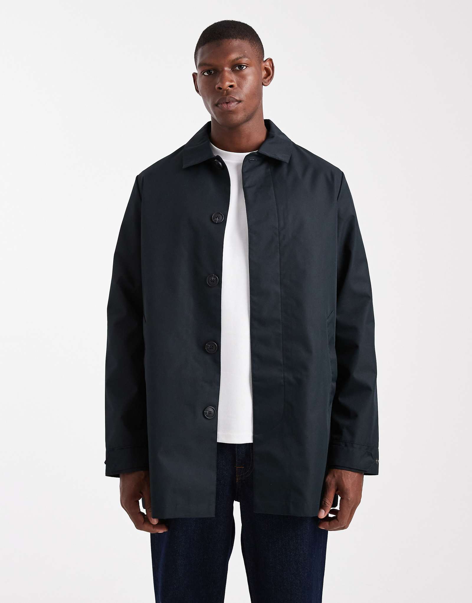 Поношенная короткая непромокаемая куртка темно-синего цвета на пуговицах