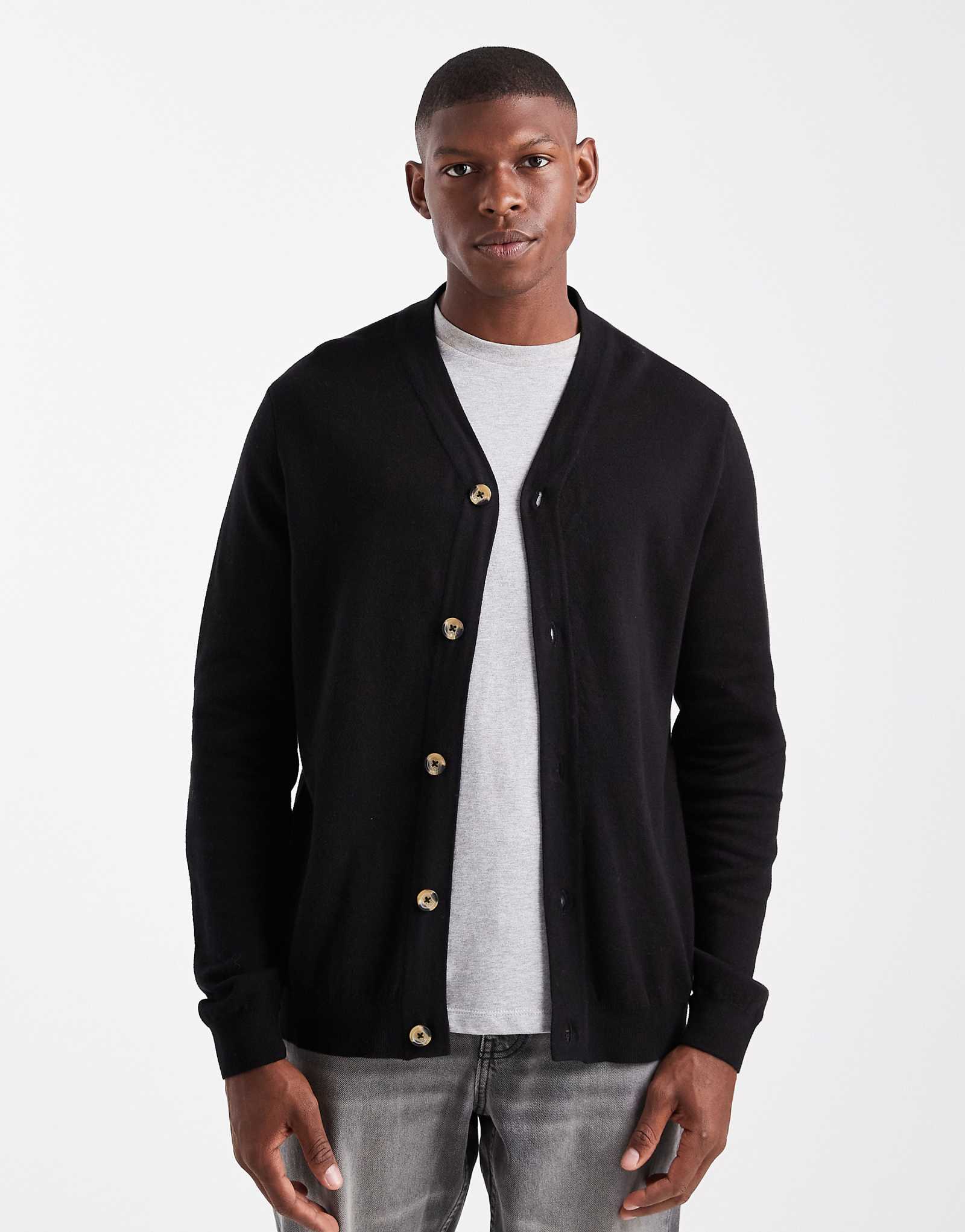 Поношенный вязаный кардиган черного цвета