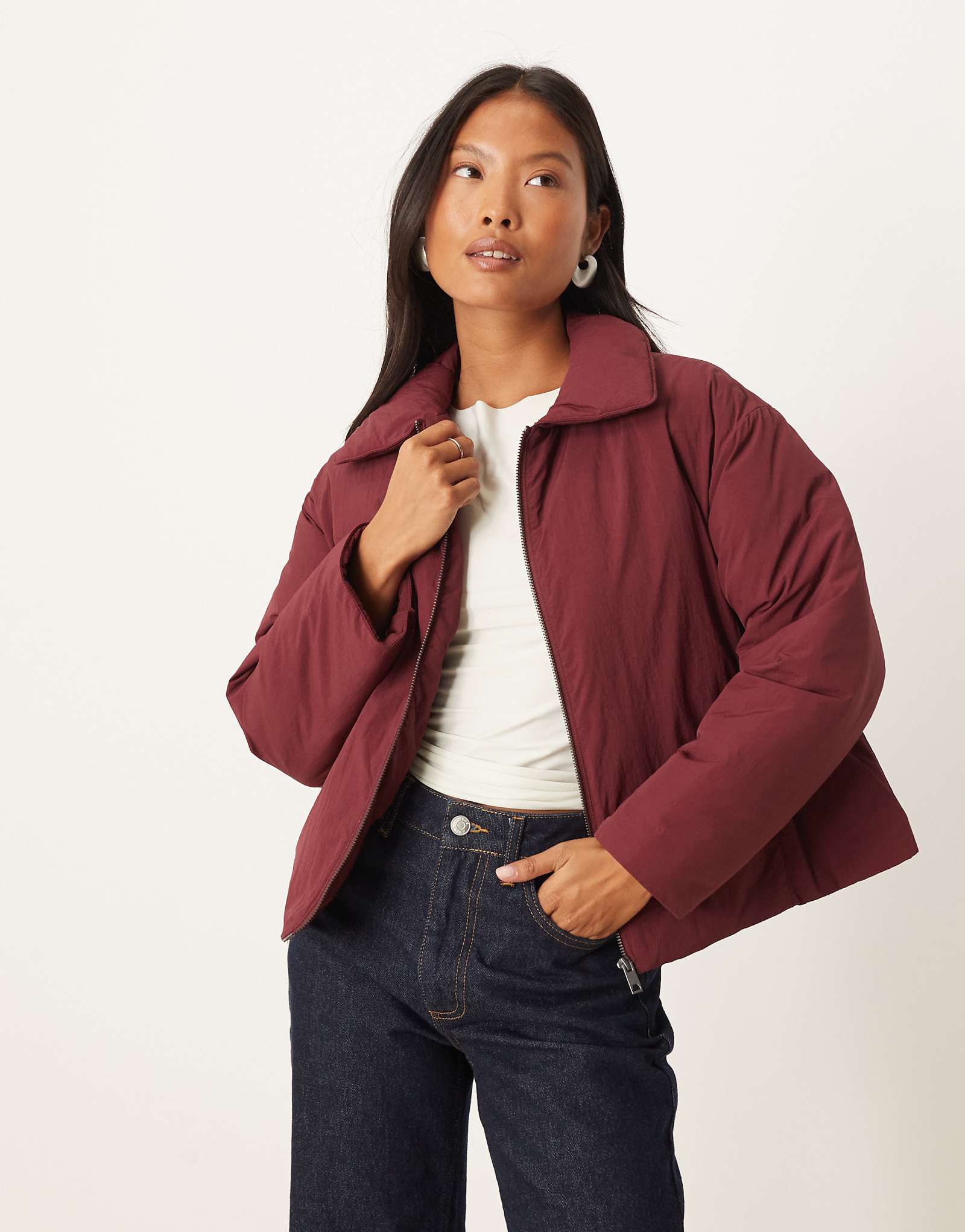 Миниатюрный пуховик ASOS DESIGN с высоким воротником бордового цвета 13290₽