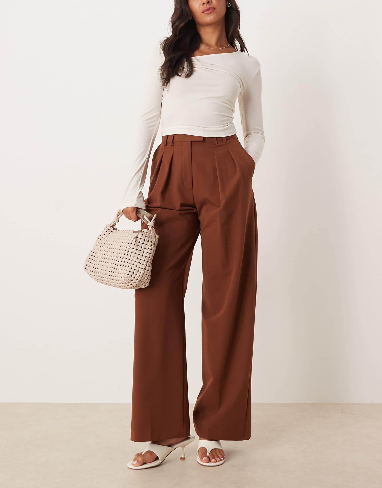 Широкие брюки ASOS DESIGN сшитые по индивидуальному заказу со складками темно-карамельного цвета 10890₽