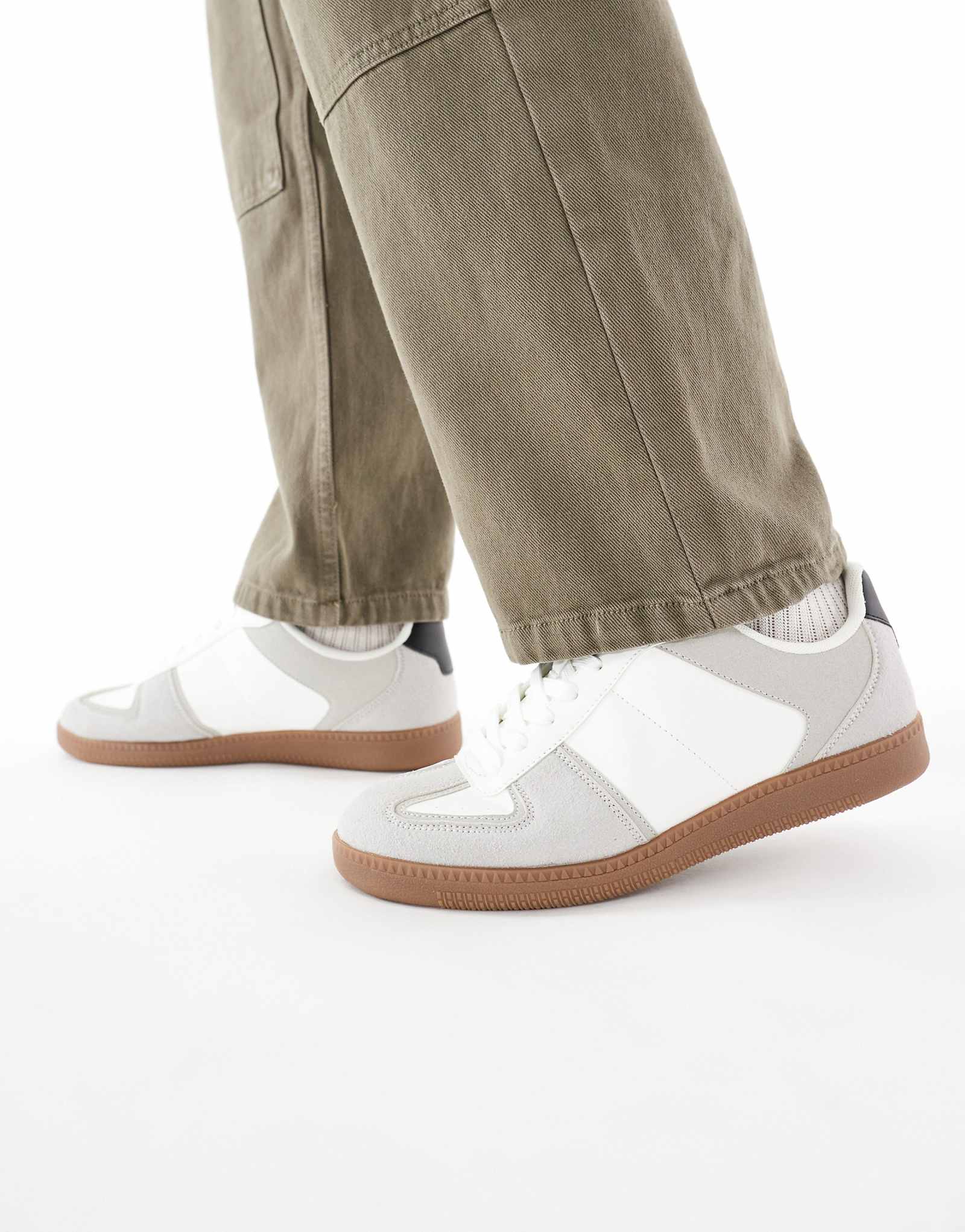 Дизайнерские ретро-кроссовки ASOS белого цвета на резиновой подошве 9190₽