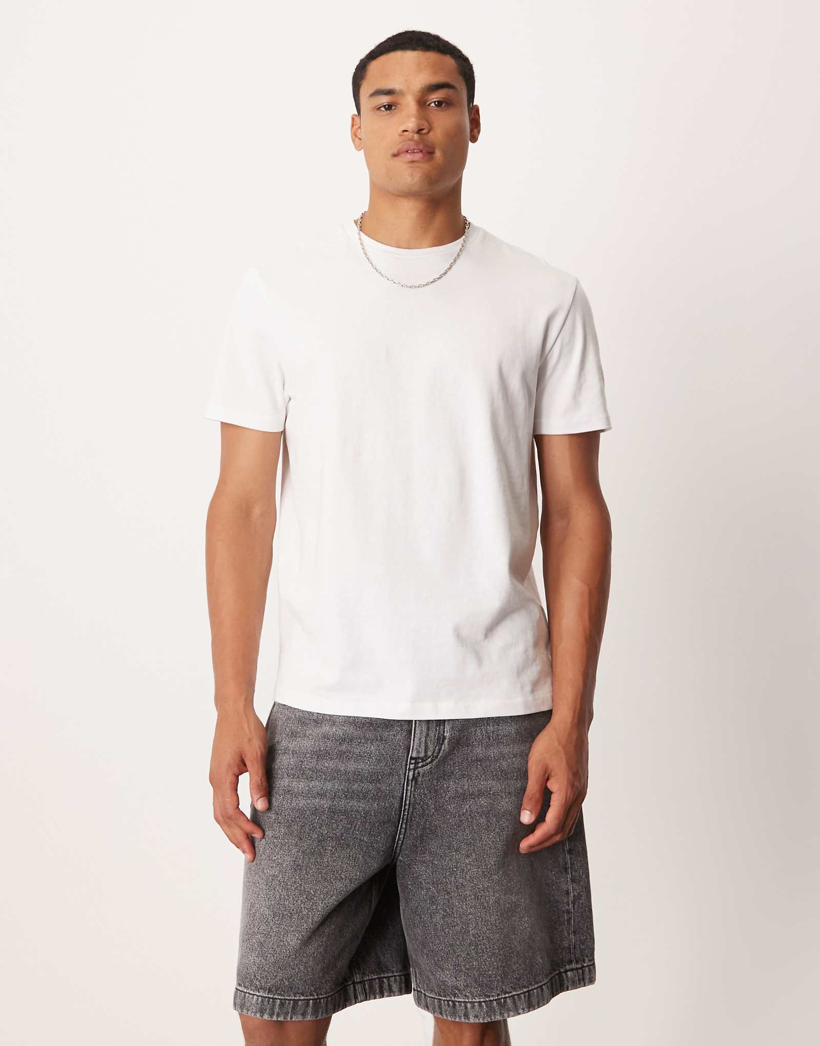 Джинсовые шорты средней длины от ASOS DESIGN темно-серого цвета постиранные 8790₽