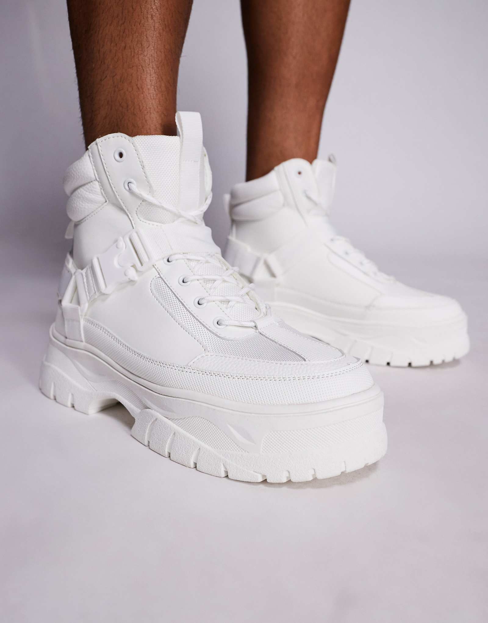 Дизайнерские рабочие ботинки ASOS на шнуровке белого цвета с массивной подошвой и ремешками 16290₽