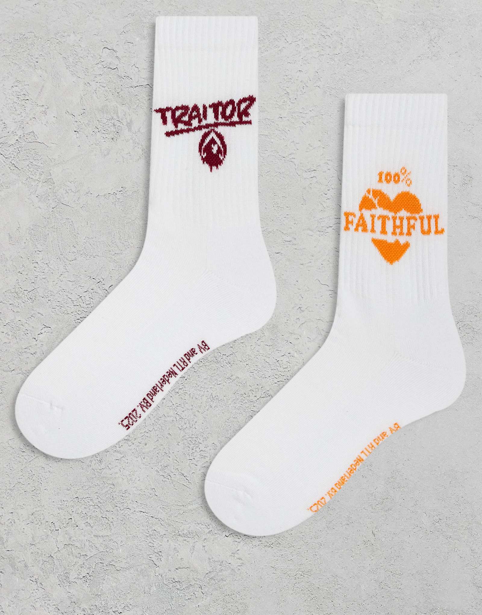 Носки ASOS DESIGN из 2 упаковок с изображением предателя белого цвета 4090₽