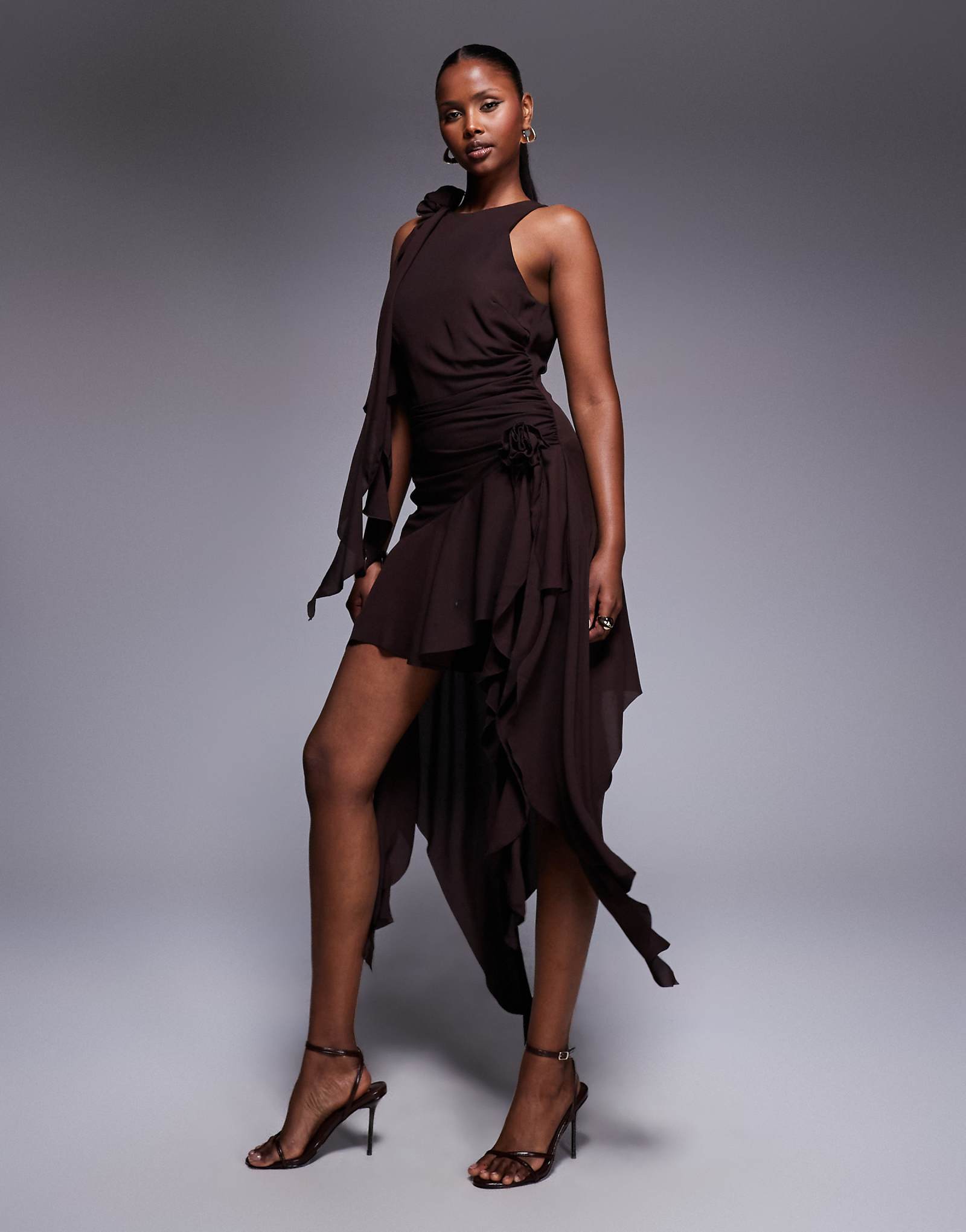 Мини-платье с оборками на корсаже от Бордо шоколадного цвета