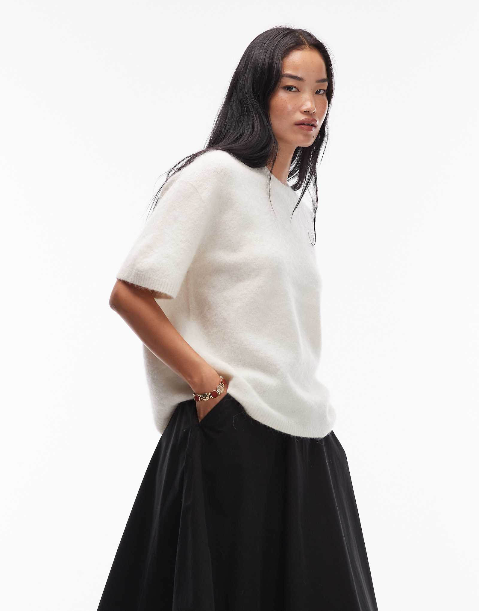 Белоснежный свитер ARKET из смеси альпаки и шерсти с коротким рукавом 19390₽