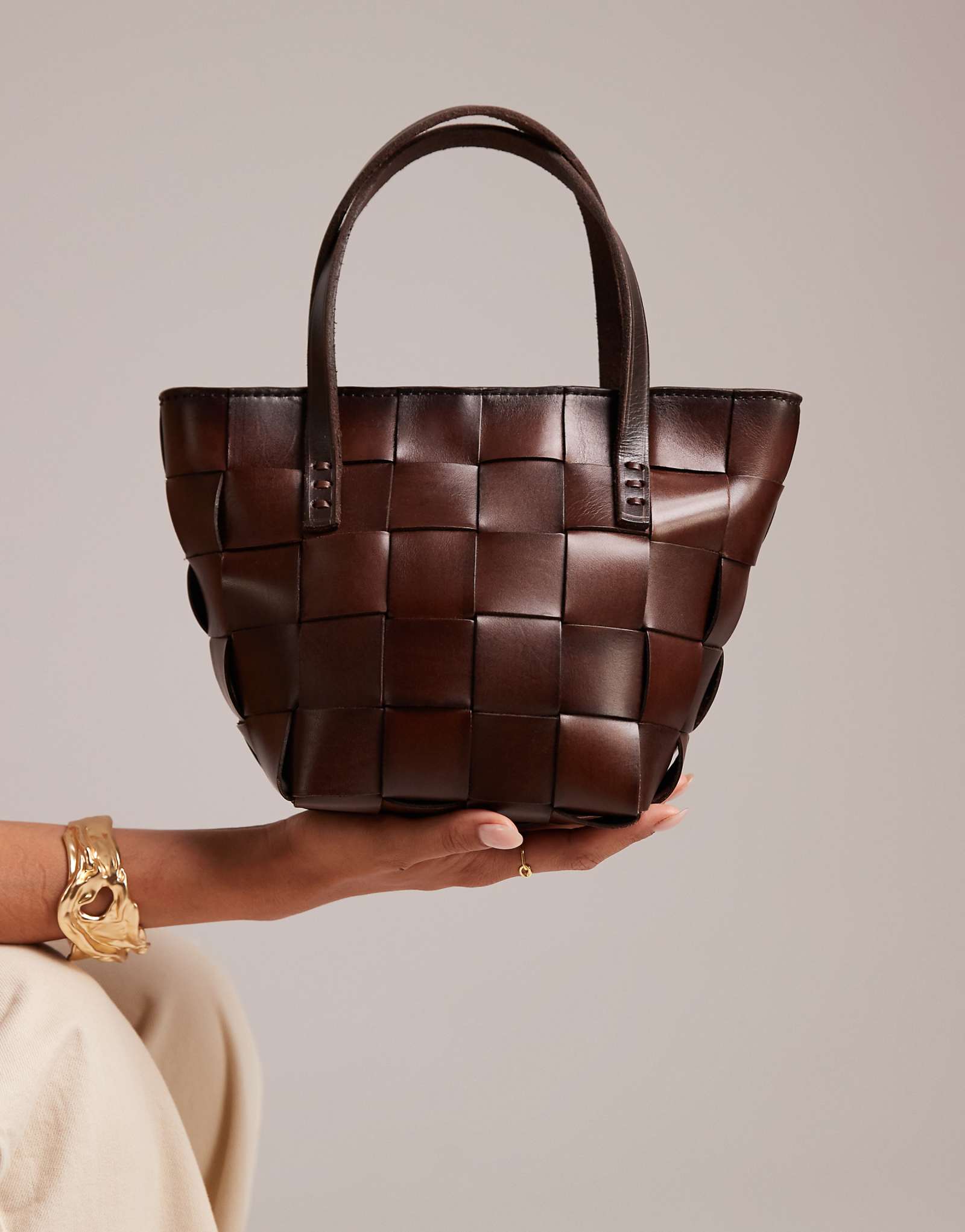 Мини-сумка из плетеной кожи с верхней ручкой Dragon Diffusion japan темно-коричневого цвета