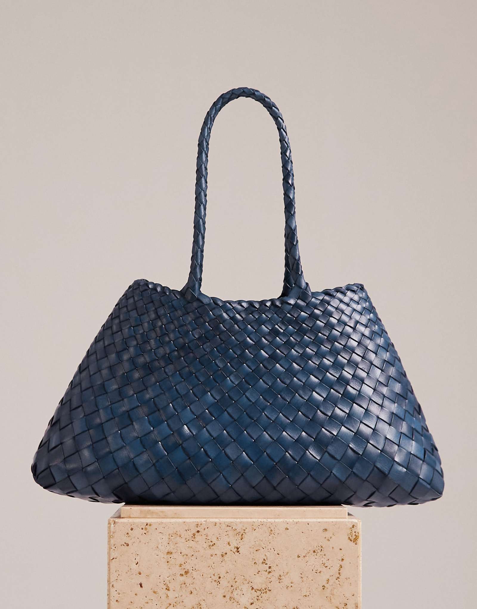 Большая плетеная кожаная сумка Dragon Diffusion santa croce темно-синего цвета