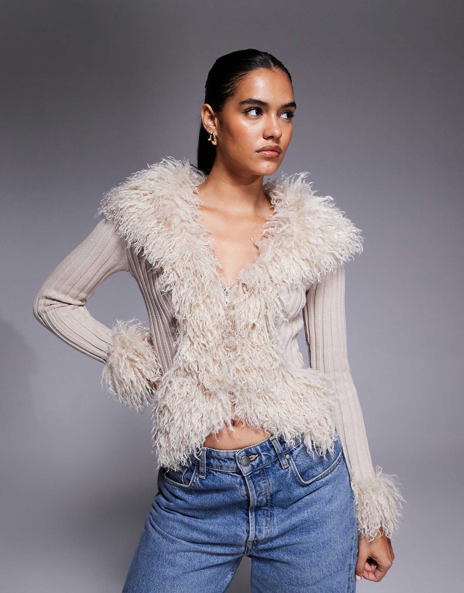 Бежевый кардиган на молнии с отделкой из плотного мохнатого искусственного меха IAMGIA Cressida 29590₽